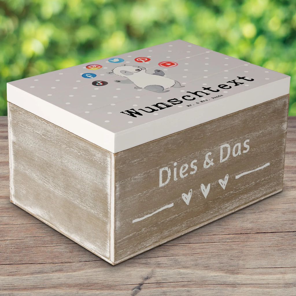 Personalisierte Holzkiste PR Manager mit Herz Holzkiste Personalisiert, Dekokiste Personalisiert, mit Namen, Aufbewahrungsbox mit Namen, Schatzkiste Personalisiert, Erinnerungskiste Personalisiert, Aufbewahrungsbox Personalisiert, Erinnerungsbox mit Namen, Truhe mit Namen, Holzkiste mit Namen, GEschenkdose Personalisiert, Schatulle Personalisiert, Geschenkbox Personalisiert, Dekokiste mit Namen, Schatzkiste mit Namen, Truhe Personalisiert, Erinnerungsbox Personalisiert, Schatulle mit Namen, Kiste Personalisiert, Kiste mit Namen, Beruf, Firma, Schenken, Mitarbeiter, Arbeitskollege, Danke, Kollegin, Geschenk, Kollege, Rente, Jubiläum, Abschied, Dankeschön, Ausbildung