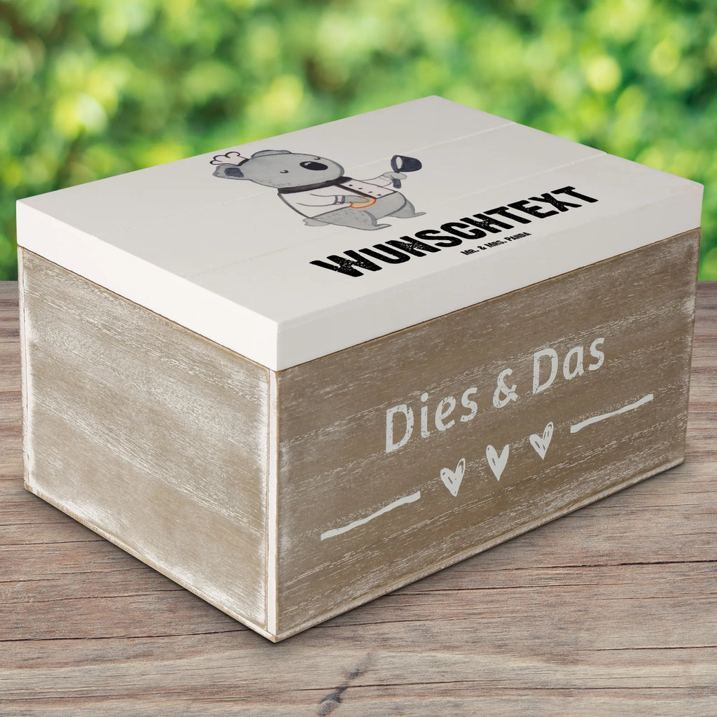 Personalizowane drewniane pudełko pomocnik kucharza serce Schatzkiste mit Namen, Erinnerungsbox Personalisiert, Erinnerungsbox mit Namen, Holzkiste Personalisiert, Schatulle mit Namen, Dekokiste Personalisiert, Aufbewahrungsbox Personalisiert, mit Namen, Kiste Personalisiert, Schatzkiste Personalisiert, GEschenkdose Personalisiert, Erinnerungskiste Personalisiert, Truhe mit Namen, Truhe Personalisiert, Kiste mit Namen, Holzkiste mit Namen, Schatulle Personalisiert, Dekokiste mit Namen, Aufbewahrungsbox mit Namen, Geschenkbox Personalisiert, Beruf, Firma, Schenken, Mitarbeiter, Arbeitskollege, Danke, Kollegin, Geschenk, Kollege, Rente, Jubiläum, Abschied, Dankeschön, Ausbildung, Gastronomie, Koch, Küchenhilfe, Restaurant, Beikoch, Spülhilfe, Jungkoch, Hilfskoch