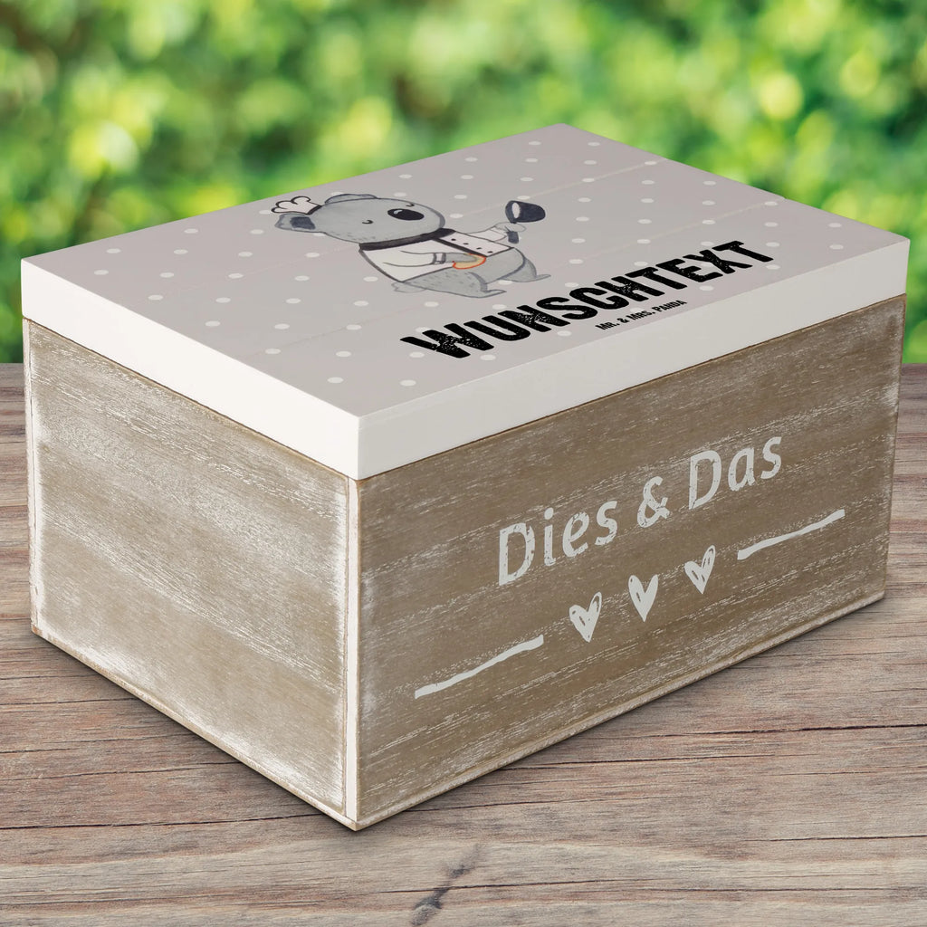 Personalizowane drewniane pudełko pomocnik kucharza serce Schatzkiste mit Namen, Erinnerungsbox Personalisiert, Erinnerungsbox mit Namen, Holzkiste Personalisiert, Schatulle mit Namen, Dekokiste Personalisiert, Aufbewahrungsbox Personalisiert, mit Namen, Kiste Personalisiert, Schatzkiste Personalisiert, GEschenkdose Personalisiert, Erinnerungskiste Personalisiert, Truhe mit Namen, Truhe Personalisiert, Kiste mit Namen, Holzkiste mit Namen, Schatulle Personalisiert, Dekokiste mit Namen, Aufbewahrungsbox mit Namen, Geschenkbox Personalisiert, Beruf, Firma, Schenken, Mitarbeiter, Arbeitskollege, Danke, Kollegin, Geschenk, Kollege, Rente, Jubiläum, Abschied, Dankeschön, Ausbildung, Gastronomie, Koch, Küchenhilfe, Restaurant, Beikoch, Spülhilfe, Jungkoch, Hilfskoch