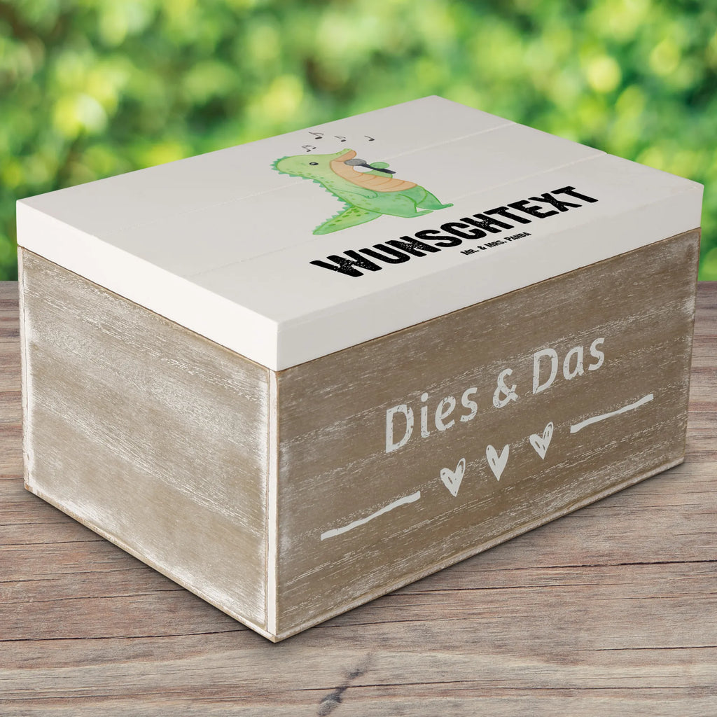 Personalizowane drewniane pudełko krokodyl śpiewać Holzkiste mit Namen, Erinnerungsbox Personalisiert, Schatzkiste Personalisiert, Kiste mit Namen, GEschenkdose Personalisiert, Schatulle Personalisiert, Schatzkiste mit Namen, Dekokiste mit Namen, Dekokiste Personalisiert, Erinnerungskiste Personalisiert, Aufbewahrungsbox Personalisiert, Aufbewahrungsbox mit Namen, Erinnerungsbox mit Namen, Truhe mit Namen, Schatulle mit Namen, Kiste Personalisiert, Truhe Personalisiert, mit Namen, Geschenkbox Personalisiert, Holzkiste Personalisiert, Geschenk, Schenken, Sport, Sportart, Hobby, Danke, Dankeschön, Auszeichnung, Gewinn, Sportler, Gesang, Live Auftritt, Band, Singen, Hobbysänger