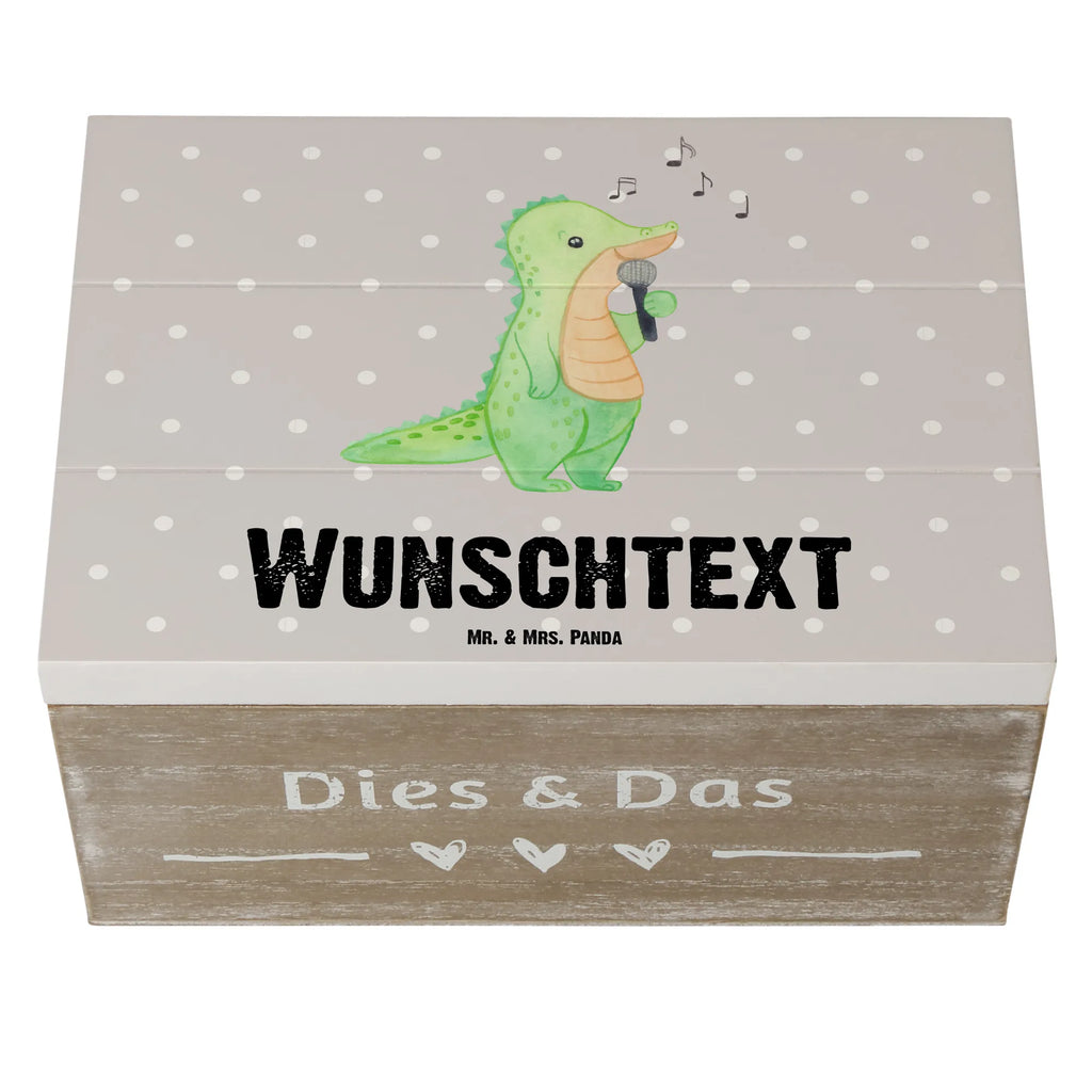Personalizowane drewniane pudełko krokodyl śpiewać Holzkiste mit Namen, Erinnerungsbox Personalisiert, Schatzkiste Personalisiert, Kiste mit Namen, GEschenkdose Personalisiert, Schatulle Personalisiert, Schatzkiste mit Namen, Dekokiste mit Namen, Dekokiste Personalisiert, Erinnerungskiste Personalisiert, Aufbewahrungsbox Personalisiert, Aufbewahrungsbox mit Namen, Erinnerungsbox mit Namen, Truhe mit Namen, Schatulle mit Namen, Kiste Personalisiert, Truhe Personalisiert, mit Namen, Geschenkbox Personalisiert, Holzkiste Personalisiert, Geschenk, Schenken, Sport, Sportart, Hobby, Danke, Dankeschön, Auszeichnung, Gewinn, Sportler, Gesang, Live Auftritt, Band, Singen, Hobbysänger