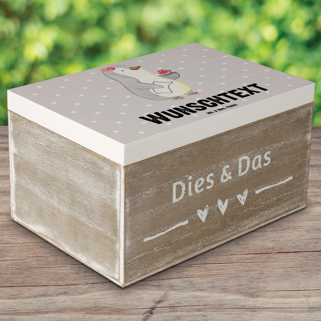 Personalisierte Holzkiste Autohändlerin Herz mit Namen, Erinnerungskiste, Schatulle mit Namen, Dekokiste mit Namen, Erinnerungskiste Personalisiert, Aufbewahrungsbox Personalisiert, Holzkiste Personalisiert, Geschenkbox personalisiert, Schatulle Personalisiert, Kiste mit Namen, Erinnerungsbox Personalisiert, Truhe mit Namen, Schatzkiste Personalisiert, Erinnerungsbox mit Namen, Dekokiste Personalisiert, Holzkiste mit Namen, Aufbewahrungsbox mit Namen, Schatzkiste mit Namen, Truhe Personalisiert, GEschenkdose personalisiert, Kiste Personalisiert, Beruf, Ausbildung, Jubiläum, Abschied, Rente, Kollege, Kollegin, Geschenk, Schenken, Arbeitskollege, Mitarbeiter, Firma, Danke, Dankeschön, Eröffnung Autohaus, Autohändlerin, Autoverkäuferin, Autohandel, Gebrauchtwagenhändlerin