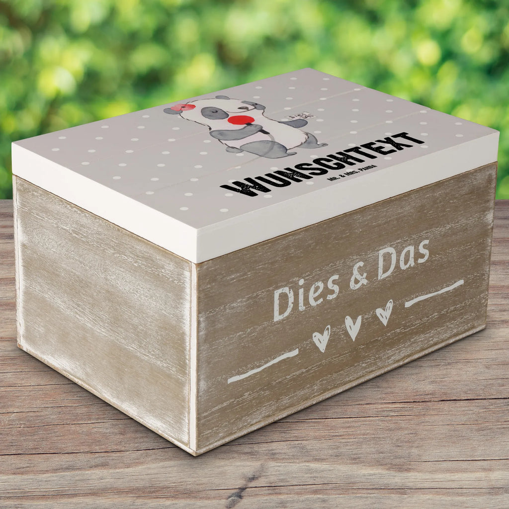 Personalizowane drewniane pudełko dziennikarka sportowa Serce GEschenkdose Personalisiert, Erinnerungskiste Personalisiert, Kiste mit Namen, Schatzkiste Personalisiert, Dekokiste Personalisiert, Erinnerungsbox Personalisiert, Kiste Personalisiert, Dekokiste mit Namen, Holzkiste mit Namen, Truhe mit Namen, Geschenkbox Personalisiert, Aufbewahrungsbox mit Namen, Erinnerungsbox mit Namen, mit Namen, Schatulle mit Namen, Schatulle Personalisiert, Schatzkiste mit Namen, Holzkiste Personalisiert, Truhe Personalisiert, Aufbewahrungsbox Personalisiert, Beruf, Firma, Schenken, Mitarbeiter, Arbeitskollege, Danke, Kollegin, Geschenk, Kollege, Rente, Jubiläum, Abschied, Dankeschön, Ausbildung, Pressebüro, Journalistin, Redakteurin, Studium, Reporterin, Sportjournalistin