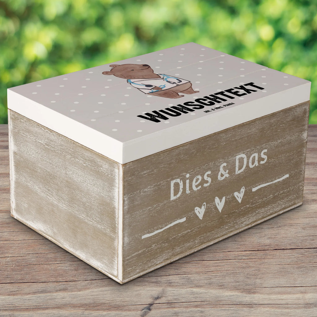 Personalizowane drewniane pudełko lekarz serce Schatzkiste Personalisiert, Truhe Personalisiert, Erinnerungsbox mit Namen, mit Namen, Geschenkbox Personalisiert, Truhe mit Namen, Erinnerungskiste Personalisiert, Holzkiste Personalisiert, Aufbewahrungsbox Personalisiert, Holzkiste mit Namen, GEschenkdose Personalisiert, Schatzkiste mit Namen, Kiste Personalisiert, Dekokiste Personalisiert, Schatulle mit Namen, Dekokiste mit Namen, Erinnerungsbox Personalisiert, Kiste mit Namen, Aufbewahrungsbox mit Namen, Schatulle Personalisiert, Beruf, Firma, Schenken, Mitarbeiter, Arbeitskollege, Danke, Kollegin, Geschenk, Kollege, Rente, Jubiläum, Abschied, Dankeschön, Ausbildung, Mediziner, Doktor, Doktortitel, Arzt, Medizinstudium, Arztpraxis, Hausarzt