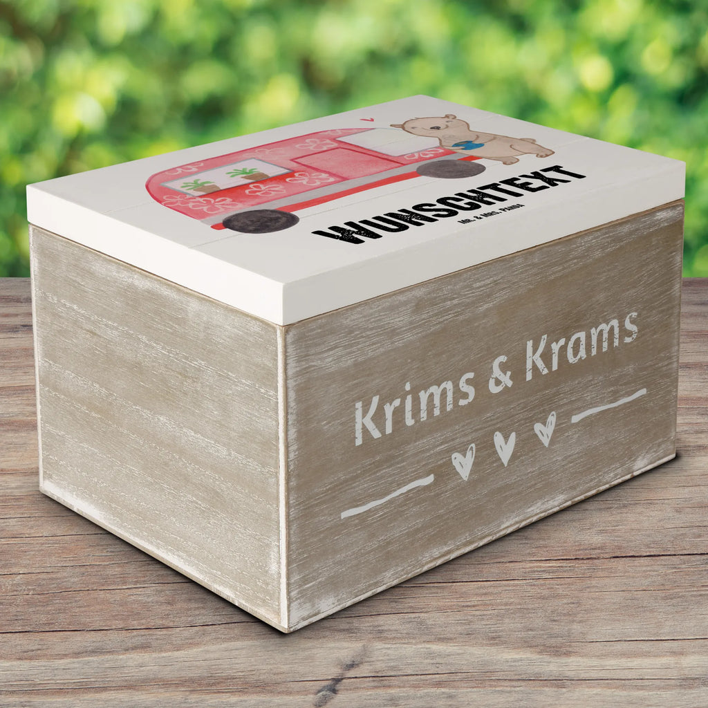 Personalisierte Holzkiste Bär Camper mit Namen, Geschenkbox Personalisiert, Truhe mit Namen, Schatulle mit Namen, Dekokiste mit Namen, Holzkiste Personalisiert, Erinnerungsbox Personalisiert, Dekokiste Personalisiert, Aufbewahrungsbox Personalisiert, Schatzkiste mit Namen, Erinnerungskiste Personalisiert, Erinnerungsbox mit Namen, Kiste Personalisiert, Schatulle Personalisiert, Truhe Personalisiert, Holzkiste mit Namen, Schatzkiste Personalisiert, GEschenkdose Personalisiert, Aufbewahrungsbox mit Namen, Kiste mit Namen, Geschenk, Schenken, Sport, Sportart, Hobby, Danke, Dankeschön, Auszeichnung, Gewinn, Sportler, Roadtrip, Campingplatz, Zelten, Campen, Wohnmobil, Camper, Urlaub