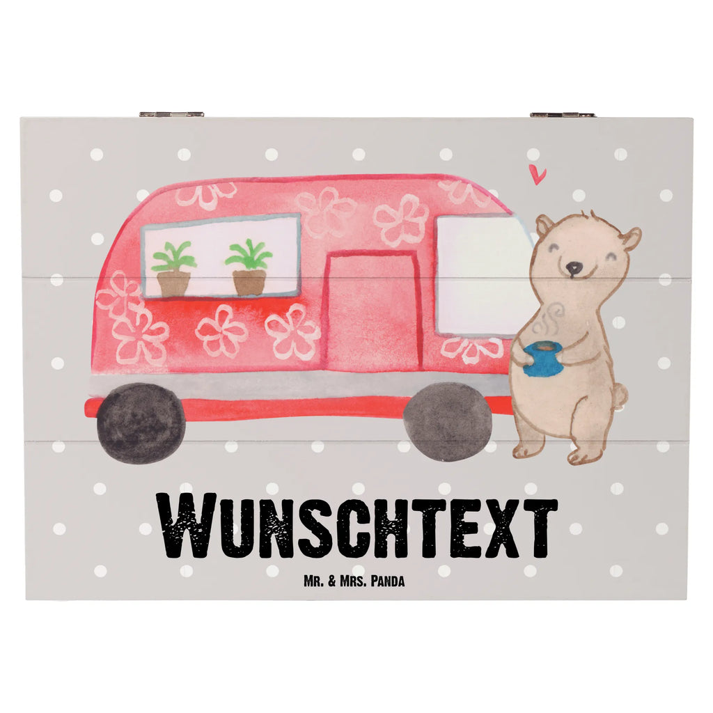 Personalisierte Holzkiste Bär Camper mit Namen, Geschenkbox Personalisiert, Truhe mit Namen, Schatulle mit Namen, Dekokiste mit Namen, Holzkiste Personalisiert, Erinnerungsbox Personalisiert, Dekokiste Personalisiert, Aufbewahrungsbox Personalisiert, Schatzkiste mit Namen, Erinnerungskiste Personalisiert, Erinnerungsbox mit Namen, Kiste Personalisiert, Schatulle Personalisiert, Truhe Personalisiert, Holzkiste mit Namen, Schatzkiste Personalisiert, GEschenkdose Personalisiert, Aufbewahrungsbox mit Namen, Kiste mit Namen, Geschenk, Schenken, Sport, Sportart, Hobby, Danke, Dankeschön, Auszeichnung, Gewinn, Sportler, Roadtrip, Campingplatz, Zelten, Campen, Wohnmobil, Camper, Urlaub