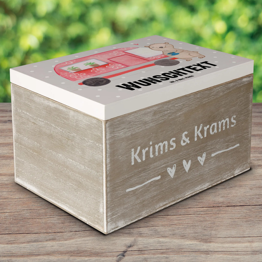 Personalisierte Holzkiste Bär Camper mit Namen, Geschenkbox Personalisiert, Truhe mit Namen, Schatulle mit Namen, Dekokiste mit Namen, Holzkiste Personalisiert, Erinnerungsbox Personalisiert, Dekokiste Personalisiert, Aufbewahrungsbox Personalisiert, Schatzkiste mit Namen, Erinnerungskiste Personalisiert, Erinnerungsbox mit Namen, Kiste Personalisiert, Schatulle Personalisiert, Truhe Personalisiert, Holzkiste mit Namen, Schatzkiste Personalisiert, GEschenkdose Personalisiert, Aufbewahrungsbox mit Namen, Kiste mit Namen, Geschenk, Schenken, Sport, Sportart, Hobby, Danke, Dankeschön, Auszeichnung, Gewinn, Sportler, Roadtrip, Campingplatz, Zelten, Campen, Wohnmobil, Camper, Urlaub