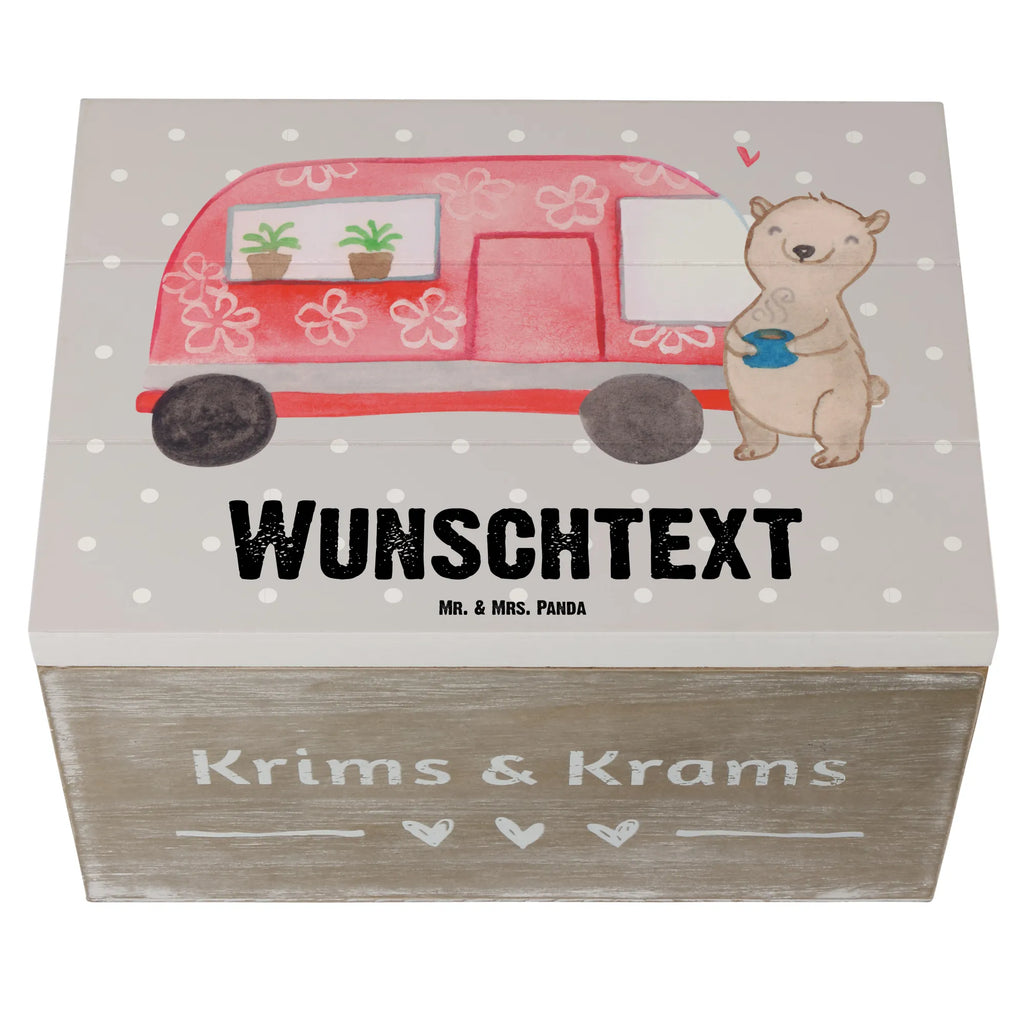 Personalisierte Holzkiste Bär Camper mit Namen, Geschenkbox Personalisiert, Truhe mit Namen, Schatulle mit Namen, Dekokiste mit Namen, Holzkiste Personalisiert, Erinnerungsbox Personalisiert, Dekokiste Personalisiert, Aufbewahrungsbox Personalisiert, Schatzkiste mit Namen, Erinnerungskiste Personalisiert, Erinnerungsbox mit Namen, Kiste Personalisiert, Schatulle Personalisiert, Truhe Personalisiert, Holzkiste mit Namen, Schatzkiste Personalisiert, GEschenkdose Personalisiert, Aufbewahrungsbox mit Namen, Kiste mit Namen, Geschenk, Schenken, Sport, Sportart, Hobby, Danke, Dankeschön, Auszeichnung, Gewinn, Sportler, Roadtrip, Campingplatz, Zelten, Campen, Wohnmobil, Camper, Urlaub