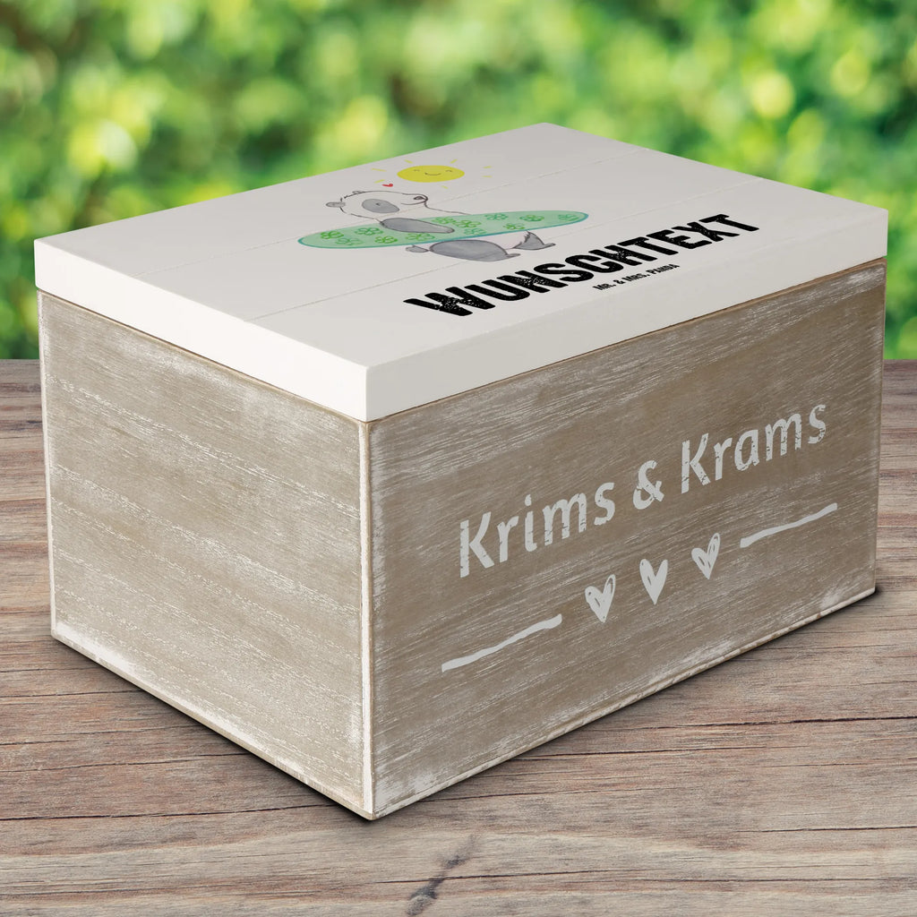 Personalisierte Holzkiste Panda Surfen Holzkiste Personalisiert, Schatulle Personalisiert, Erinnerungsbox Personalisiert, Dekokiste Personalisiert, Geschenkbox Personalisiert, Dekokiste mit Namen, Erinnerungsbox mit Namen, Schatzkiste Personalisiert, Schatzkiste mit Namen, Aufbewahrungsbox mit Namen, Truhe mit Namen, Truhe Personalisiert, Kiste Personalisiert, Kiste mit Namen, Erinnerungskiste Personalisiert, GEschenkdose Personalisiert, mit Namen, Schatulle mit Namen, Holzkiste mit Namen, Aufbewahrungsbox Personalisiert, Geschenk, Schenken, Sport, Sportart, Hobby, Danke, Dankeschön, Auszeichnung, Gewinn, Sportler, Surfschule, Surfen, Wellenreiten