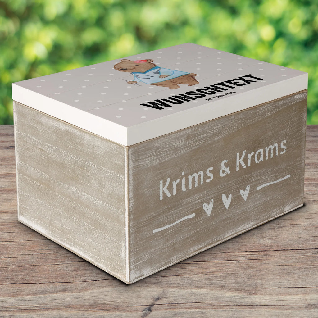 Personalisierte Holzkiste Krankenpflegehelferin Herz Aufbewahrungsbox Personalisiert, Kiste Personalisiert, Schatzkiste Personalisiert, Schatulle mit Namen, Schatulle Personalisiert, Truhe mit Namen, Dekokiste mit Namen, Truhe Personalisiert, Kiste mit Namen, Aufbewahrungsbox mit Namen, Holzkiste Personalisiert, Dekokiste Personalisiert, Holzkiste mit Namen, Geschenkbox Personalisiert, GEschenkdose Personalisiert, Erinnerungskiste Personalisiert, Erinnerungsbox Personalisiert, Schatzkiste mit Namen, Erinnerungsbox mit Namen, mit Namen, Beruf, Firma, Schenken, Mitarbeiter, Arbeitskollege, Danke, Kollegin, Geschenk, Kollege, Rente, Jubiläum, Abschied, Dankeschön, Ausbildung, Pflegehelferin, Krankenpflegehelferin, Pflegekraft