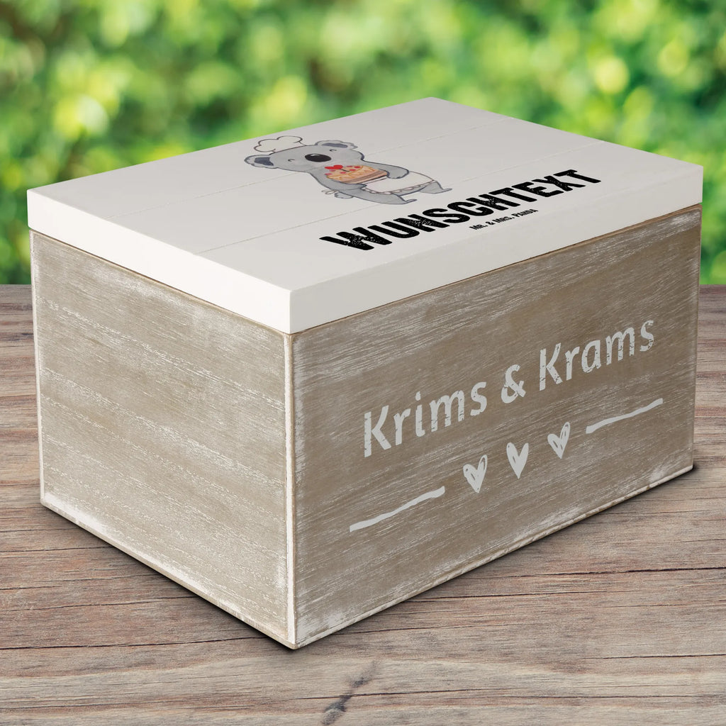 Personalizowane drewniane pudełko cukiernik Serce Kiste mit Namen, Erinnerungskiste Personalisiert, Truhe mit Namen, Holzkiste mit Namen, GEschenkdose Personalisiert, Aufbewahrungsbox mit Namen, Dekokiste mit Namen, Geschenkbox Personalisiert, Truhe Personalisiert, Kiste Personalisiert, Schatzkiste mit Namen, Schatzkiste Personalisiert, Aufbewahrungsbox Personalisiert, Schatulle mit Namen, Erinnerungsbox Personalisiert, mit Namen, Erinnerungsbox mit Namen, Holzkiste Personalisiert, Schatulle Personalisiert, Dekokiste Personalisiert, Beruf, Firma, Schenken, Mitarbeiter, Arbeitskollege, Danke, Kollegin, Geschenk, Kollege, Rente, Jubiläum, Abschied, Dankeschön, Ausbildung, Confiseur, Konditor, Kuchenbäcker, Patissier, Bäcker