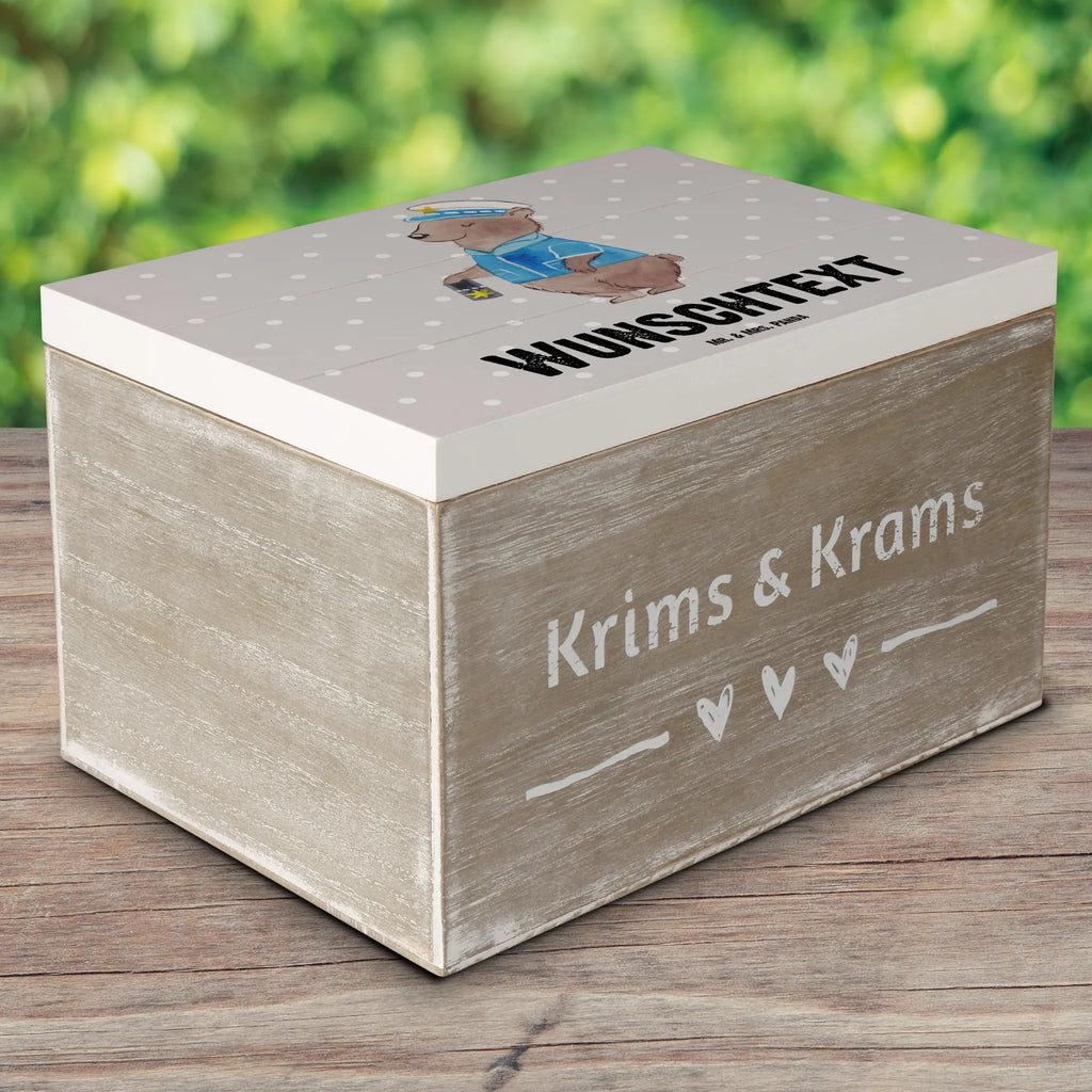 Personalisierte Holzkiste Polizistin Herz Erinnerungsbox mit Namen, mit Namen, Truhe mit Namen, Dekokiste Personalisiert, Truhe Personalisiert, Schatzkiste mit Namen, GEschenkdose personalisiert, Aufbewahrungsbox mit Namen, Schatulle mit Namen, Erinnerungskiste Personalisiert, Geschenkbox personalisiert, Dekokiste mit Namen, Kiste mit Namen, Schatzkiste Personalisiert, Holzkiste mit Namen, Schatulle Personalisiert, Erinnerungskiste, Kiste Personalisiert, Erinnerungsbox Personalisiert, Holzkiste Personalisiert, Aufbewahrungsbox Personalisiert, Beruf, Ausbildung, Jubiläum, Abschied, Rente, Kollege, Kollegin, Geschenk, Schenken, Arbeitskollege, Mitarbeiter, Firma, Danke, Dankeschön, Polizei, Polizistin, Polizeibeamtin, Cop, Wachfrau, Studium