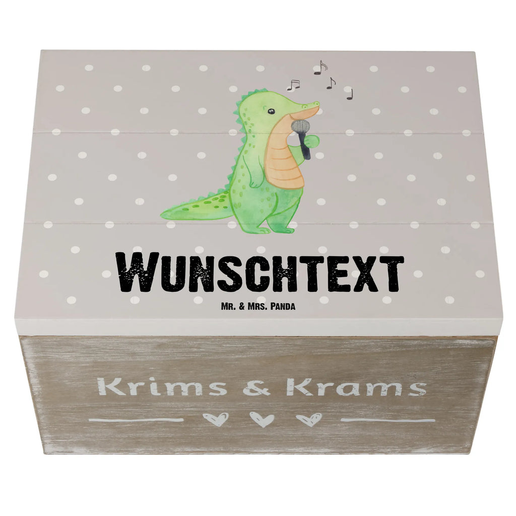 Personalizowane drewniane pudełko krokodyl śpiewać Holzkiste mit Namen, Erinnerungsbox Personalisiert, Schatzkiste Personalisiert, Kiste mit Namen, GEschenkdose Personalisiert, Schatulle Personalisiert, Schatzkiste mit Namen, Dekokiste mit Namen, Dekokiste Personalisiert, Erinnerungskiste Personalisiert, Aufbewahrungsbox Personalisiert, Aufbewahrungsbox mit Namen, Erinnerungsbox mit Namen, Truhe mit Namen, Schatulle mit Namen, Kiste Personalisiert, Truhe Personalisiert, mit Namen, Geschenkbox Personalisiert, Holzkiste Personalisiert, Geschenk, Schenken, Sport, Sportart, Hobby, Danke, Dankeschön, Auszeichnung, Gewinn, Sportler, Gesang, Live Auftritt, Band, Singen, Hobbysänger