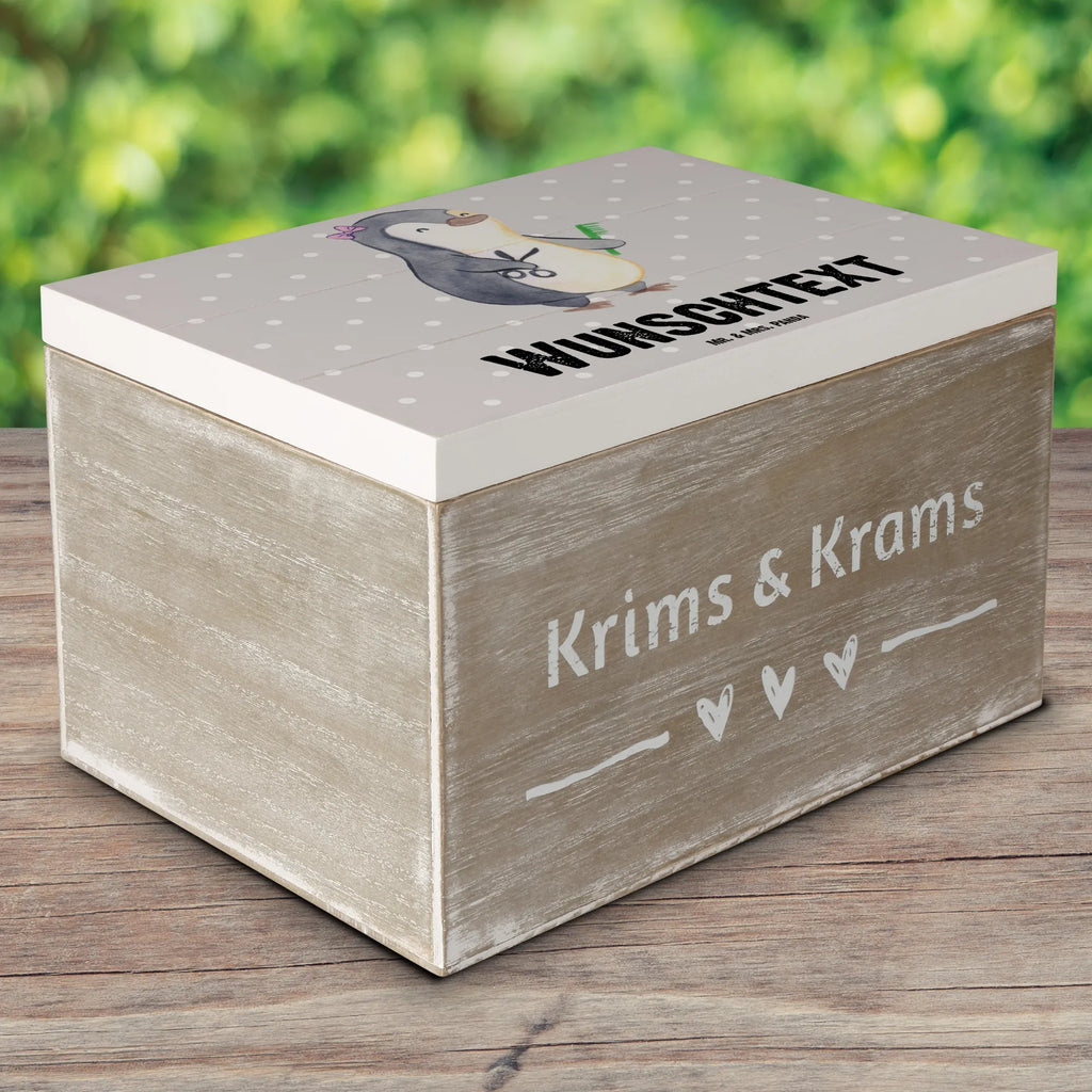 Personalisierte Holzkiste Friseurin Herz Schatzkiste Personalisiert, Truhe Personalisiert, Holzkiste mit Namen, Kiste Personalisiert, GEschenkdose Personalisiert, Truhe mit Namen, Kiste mit Namen, Erinnerungsbox Personalisiert, Aufbewahrungsbox mit Namen, Geschenkbox Personalisiert, Dekokiste mit Namen, Aufbewahrungsbox Personalisiert, Holzkiste Personalisiert, Erinnerungsbox mit Namen, Dekokiste Personalisiert, mit Namen, Schatulle mit Namen, Schatzkiste mit Namen, Schatulle Personalisiert, Erinnerungskiste Personalisiert, Beruf, Firma, Schenken, Mitarbeiter, Arbeitskollege, Danke, Kollegin, Geschenk, Kollege, Rente, Jubiläum, Abschied, Dankeschön, Ausbildung, Haarstylistin, Frisörbesuch, Frisörin, Friseursalon, Eröffnung Friseur