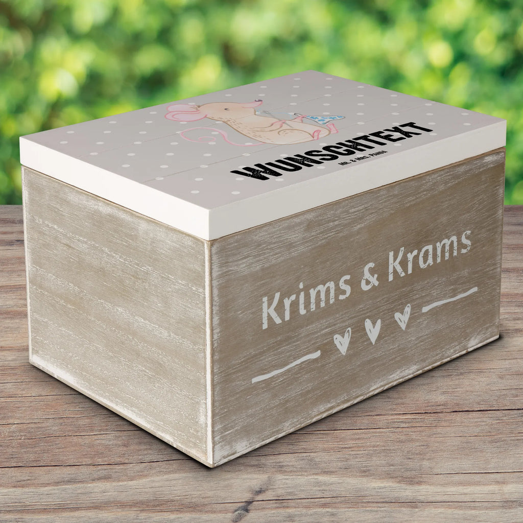 Personalisierte Holzkiste Maus Nähen GEschenkdose personalisiert, Aufbewahrungsbox Personalisiert, Schatulle Personalisiert, Truhe Personalisiert, Kiste Personalisiert, Holzkiste mit Namen, Erinnerungsbox Personalisiert, Schatzkiste mit Namen, mit Namen, Kiste mit Namen, Schatulle mit Namen, Aufbewahrungsbox mit Namen, Dekokiste mit Namen, Dekokiste Personalisiert, Geschenkbox personalisiert, Holzkiste Personalisiert, Erinnerungsbox mit Namen, Erinnerungskiste, Erinnerungskiste Personalisiert, Schatzkiste Personalisiert, Truhe mit Namen, Geschenk, Sport, Sportart, Hobby, Schenken, Danke, Dankeschön, Auszeichnung, Gewinn, Sportler, kreatives Hobby, DIY, Nähmaschine, Nähkurs, Nähen