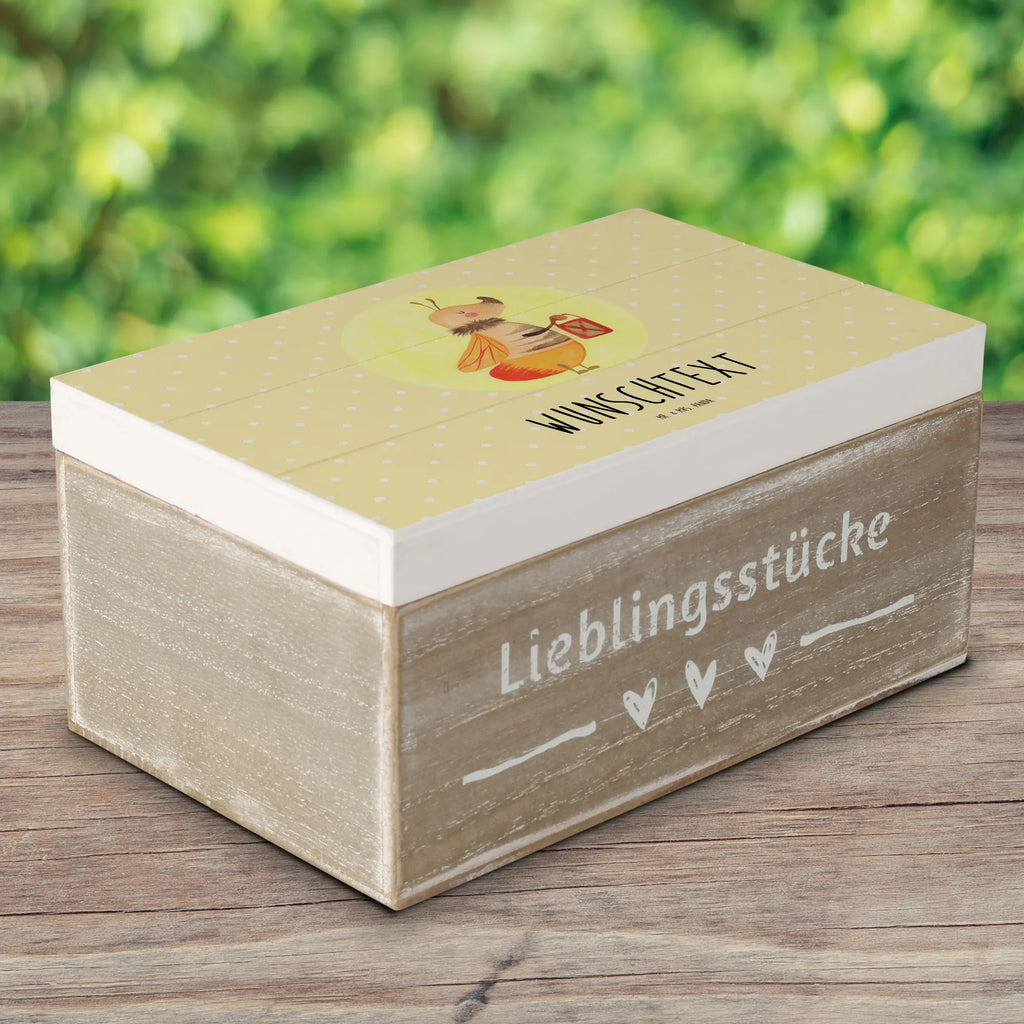 Personalisierte Holzkiste Glühwürmchen Schatulle mit Namen, Geschenkbox Personalisiert, Dekokiste Personalisiert, Truhe Personalisiert, Aufbewahrungsbox mit Namen, Erinnerungsbox mit Namen, mit Namen, GEschenkdose Personalisiert, Schatzkiste mit Namen, Schatulle Personalisiert, Holzkiste Personalisiert, Erinnerungskiste Personalisiert, Kiste Personalisiert, Holzkiste mit Namen, Aufbewahrungsbox Personalisiert, Dekokiste mit Namen, Schatzkiste Personalisiert, Kiste mit Namen, Truhe mit Namen, Erinnerungsbox Personalisiert, Lustige Sprüche, Tiere, Tiermotive, Gute Laune, Liebesspruch, Heiratsantrag, Magisch, Lieblingsmensch, Glühwürmchen, Leuchten, Liebe, Glühwurm, Falter, Liebesbeweis, Jahrestag, Verlobung