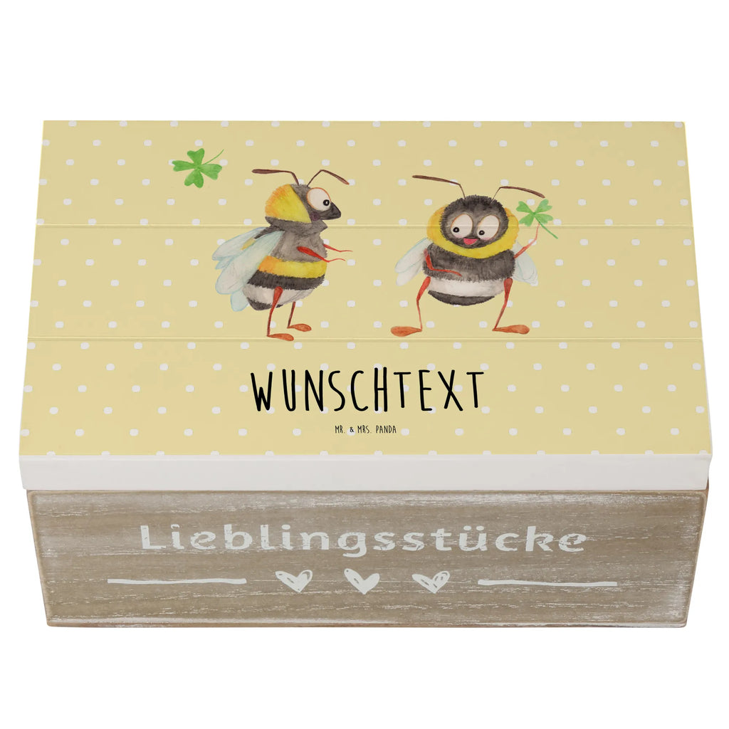 Personalisierte Holzkiste Hummeln Kleeblatt Erinnerungsbox mit Namen, Dekokiste mit Namen, Dekokiste Personalisiert, Truhe mit Namen, Holzkiste mit Namen, Kiste Personalisiert, Truhe Personalisiert, Schatzkiste Personalisiert, Schatzkiste mit Namen, Aufbewahrungsbox Personalisiert, Schatulle Personalisiert, Geschenkbox Personalisiert, Schatulle mit Namen, Kiste mit Namen, Erinnerungsbox Personalisiert, GEschenkdose Personalisiert, Holzkiste Personalisiert, mit Namen, Erinnerungskiste Personalisiert, Aufbewahrungsbox mit Namen, Lustige Sprüche, Tiere, Tiermotive, Gute Laune, glücklich sein, Hummel, Spruch Fröhlich, Biene, Biene Deko, Spruch schön, glücklich Werden, Spruch Positiv