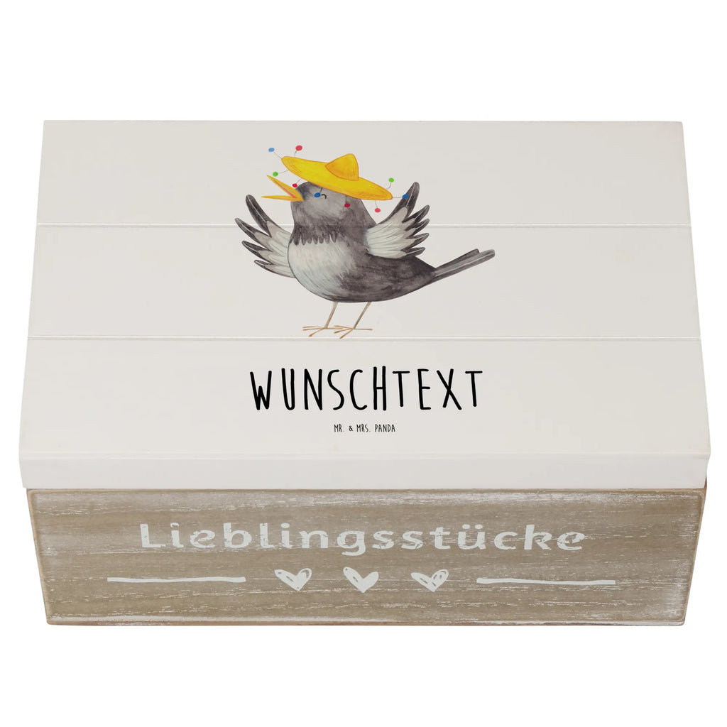 Personalizowane drewniane pudełko kruk Sombrero GEschenkdose Personalisiert, Schatzkiste mit Namen, Dekokiste mit Namen, Schatulle Personalisiert, Geschenkbox Personalisiert, Holzkiste Personalisiert, Truhe mit Namen, Kiste Personalisiert, Truhe Personalisiert, Holzkiste mit Namen, Schatulle mit Namen, Aufbewahrungsbox Personalisiert, Erinnerungsbox mit Namen, Schatzkiste Personalisiert, Erinnerungskiste Personalisiert, mit Namen, Dekokiste Personalisiert, Kiste mit Namen, Erinnerungsbox Personalisiert, Aufbewahrungsbox mit Namen, Lustige Sprüche, Tiere, Tiermotive, Gute Laune, Vogel, Rabe, Glück Spruch, glücklich sein, Froh, Elster, Vögel, Fröhlich sein, Motivation, Spruch Positiv