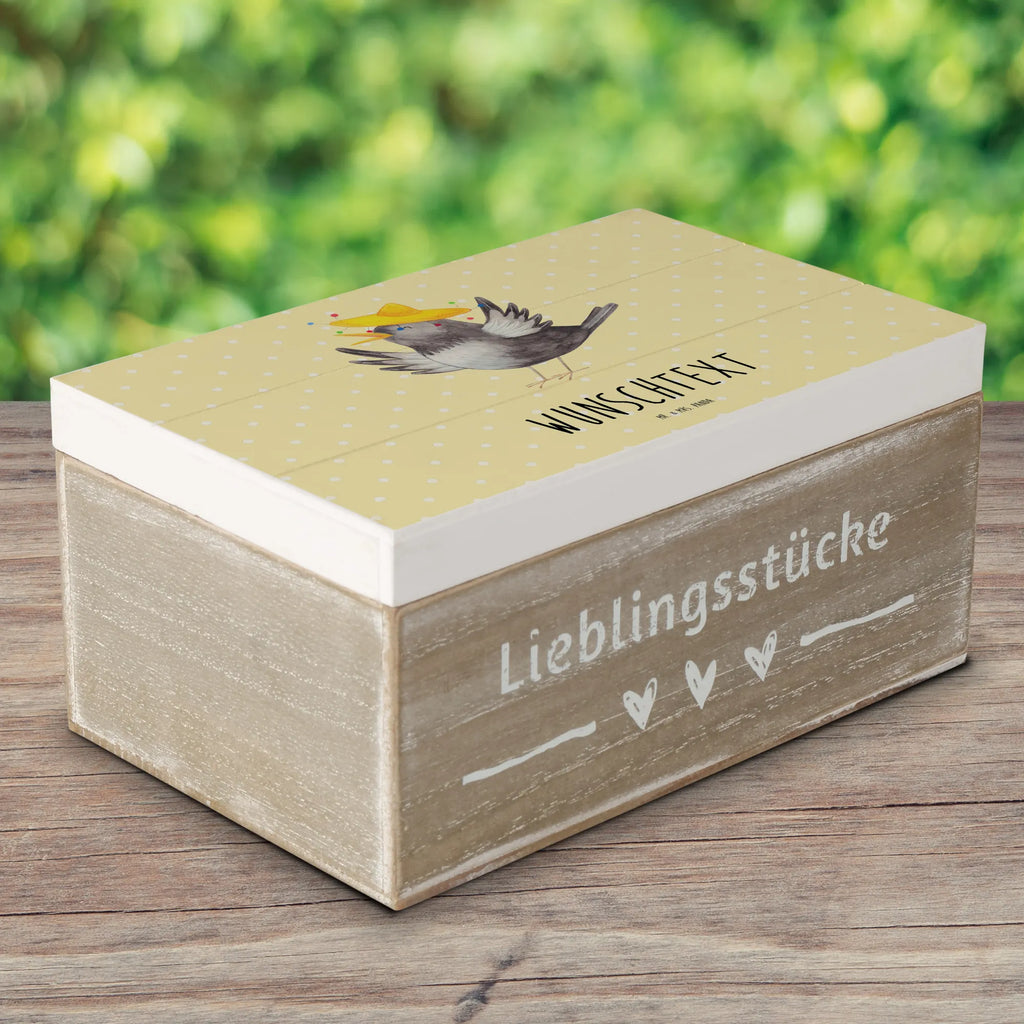 Personalizowane drewniane pudełko kruk Sombrero GEschenkdose Personalisiert, Schatzkiste mit Namen, Dekokiste mit Namen, Schatulle Personalisiert, Geschenkbox Personalisiert, Holzkiste Personalisiert, Truhe mit Namen, Kiste Personalisiert, Truhe Personalisiert, Holzkiste mit Namen, Schatulle mit Namen, Aufbewahrungsbox Personalisiert, Erinnerungsbox mit Namen, Schatzkiste Personalisiert, Erinnerungskiste Personalisiert, mit Namen, Dekokiste Personalisiert, Kiste mit Namen, Erinnerungsbox Personalisiert, Aufbewahrungsbox mit Namen, Lustige Sprüche, Tiere, Tiermotive, Gute Laune, Vogel, Rabe, Glück Spruch, glücklich sein, Froh, Elster, Vögel, Fröhlich sein, Motivation, Spruch Positiv