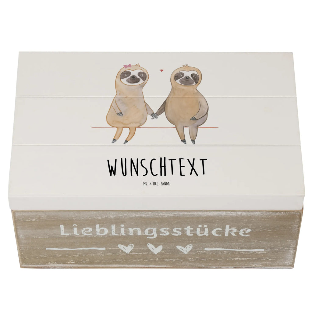 Personalisierte Holzkiste Faultier Pärchen Schatzkiste Personalisiert, Holzkiste mit Namen, Dekokiste Personalisiert, Truhe mit Namen, Truhe Personalisiert, Dekokiste mit Namen, Holzkiste Personalisiert, Aufbewahrungsbox mit Namen, Erinnerungsbox Personalisiert, Erinnerungsbox mit Namen, mit Namen, Aufbewahrungsbox Personalisiert, Erinnerungskiste Personalisiert, GEschenkdose Personalisiert, Schatulle Personalisiert, Schatzkiste mit Namen, Geschenkbox Personalisiert, Schatulle mit Namen, Kiste Personalisiert, Kiste mit Namen, Faultier, Faultier Deko, Faultier Geschenk, Gemeinsam, Liebe, Faultierliebe, Liebespaar, Verlobt, Langsamkeit, Verliebt, Beziehung, Relaxen, faul, Lieblingstier, Faultierpärchen, Pärchen, Faultiere