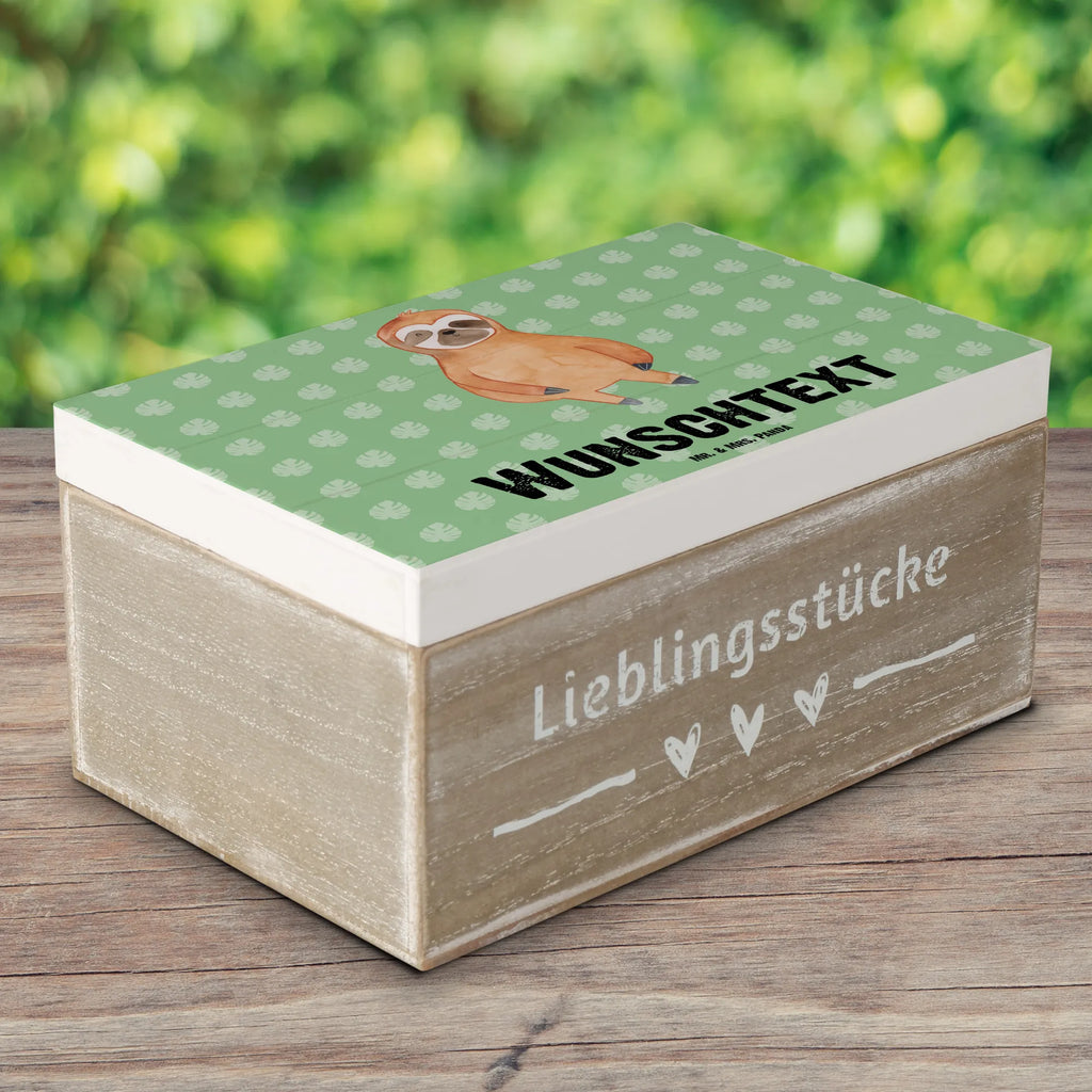 Personalizowane drewniane pudełko leniwiec Zadowolony Erinnerungskiste Personalisiert, Holzkiste Personalisiert, Dekokiste mit Namen, Geschenkbox Personalisiert, Schatzkiste mit Namen, Truhe Personalisiert, Schatzkiste Personalisiert, GEschenkdose Personalisiert, Erinnerungsbox Personalisiert, Kiste Personalisiert, Dekokiste Personalisiert, Schatulle mit Namen, Schatulle Personalisiert, Erinnerungsbox mit Namen, Truhe mit Namen, Kiste mit Namen, Aufbewahrungsbox Personalisiert, Holzkiste mit Namen, Aufbewahrungsbox mit Namen, mit Namen, Faultier Deko, Faultier, Faultier Geschenk, Happy, Zufriedenheit, Relaxen, Ruhe, Frieden, Faultiere, faul, Lieblingstier, Glück, Pause, glücklich, Gelassenheit, Zufrieden