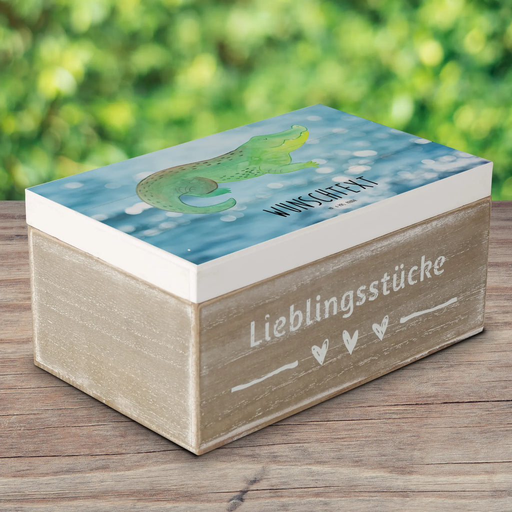 Personalisierte Holzkiste Krokodil Aufbewahrungsbox Personalisiert, Erinnerungskiste Personalisiert, Truhe Personalisiert, Erinnerungsbox mit Namen, Aufbewahrungsbox mit Namen, Dekokiste Personalisiert, Kiste mit Namen, Holzkiste mit Namen, GEschenkdose Personalisiert, mit Namen, Schatzkiste mit Namen, Kiste Personalisiert, Holzkiste Personalisiert, Erinnerungsbox Personalisiert, Truhe mit Namen, Dekokiste mit Namen, Schatulle mit Namen, Geschenkbox Personalisiert, Schatulle Personalisiert, Schatzkiste Personalisiert, Urlaub, Meerestiere, Meer, Reiselust, Krokodil, Freundin, Lieblingsmensch, Verrückt sein, Abenteuerlust, Beste Freundin, Krokodile, Spontan sein