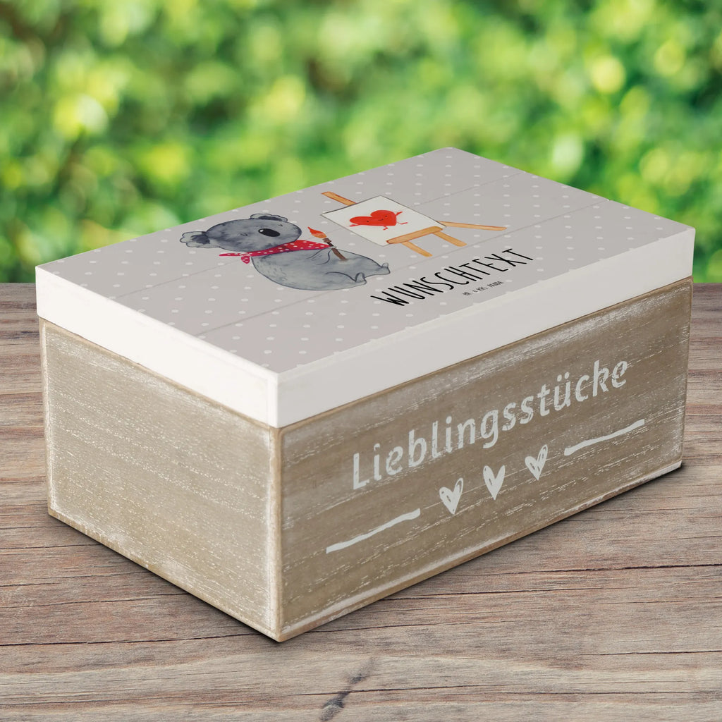 Personalizowane drewniane pudełko koala artysta Truhe mit Namen, Holzkiste Personalisiert, Dekokiste mit Namen, Erinnerungskiste Personalisiert, Erinnerungsbox Personalisiert, Erinnerungsbox mit Namen, Kiste Personalisiert, Aufbewahrungsbox mit Namen, Geschenkbox Personalisiert, Truhe Personalisiert, Kiste mit Namen, Schatzkiste Personalisiert, Schatulle mit Namen, Dekokiste Personalisiert, Holzkiste mit Namen, mit Namen, Aufbewahrungsbox Personalisiert, GEschenkdose Personalisiert, Schatzkiste mit Namen, Schatulle Personalisiert, Koala, Koalabär, Liebe, Liebesgeschenk, Zeichnen, Gefühle, Liebensbeweis, Künstler