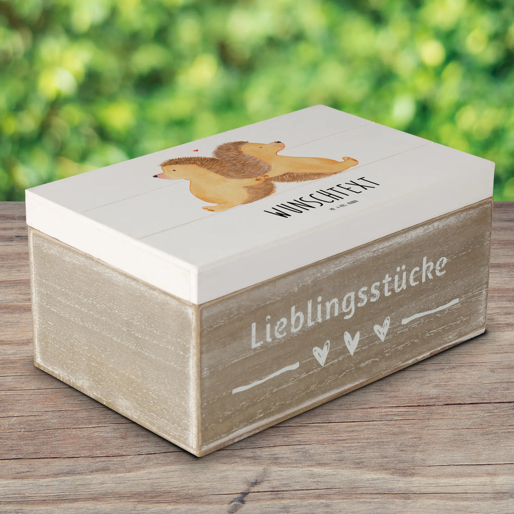 Personalizowane drewniane pudełko Jeże trzymające się za łapki Erinnerungskiste Personalisiert, Geschenkbox Personalisiert, Schatulle Personalisiert, Holzkiste Personalisiert, Kiste Personalisiert, Schatulle mit Namen, Truhe mit Namen, Erinnerungsbox Personalisiert, Kiste mit Namen, Aufbewahrungsbox Personalisiert, Aufbewahrungsbox mit Namen, mit Namen, Dekokiste Personalisiert, Dekokiste mit Namen, Erinnerungsbox mit Namen, Schatzkiste mit Namen, Truhe Personalisiert, Schatzkiste Personalisiert, GEschenkdose Personalisiert, Holzkiste mit Namen, Partner, Ehemann, Heiratsantrag, Ehefrau, Liebe, Freund, Hocheitstag, Liebesgeschenk, Jahrestag, Freundin, Heiraten, Verlobung, Igelliebe, Geschenk für Zwei, Liebesbeweis, Lieblingsmensch, Love, Hand in Hand, Große Liebe, Igel, Liebesbotschaft, Gemeinsamkeit, Hochzeit