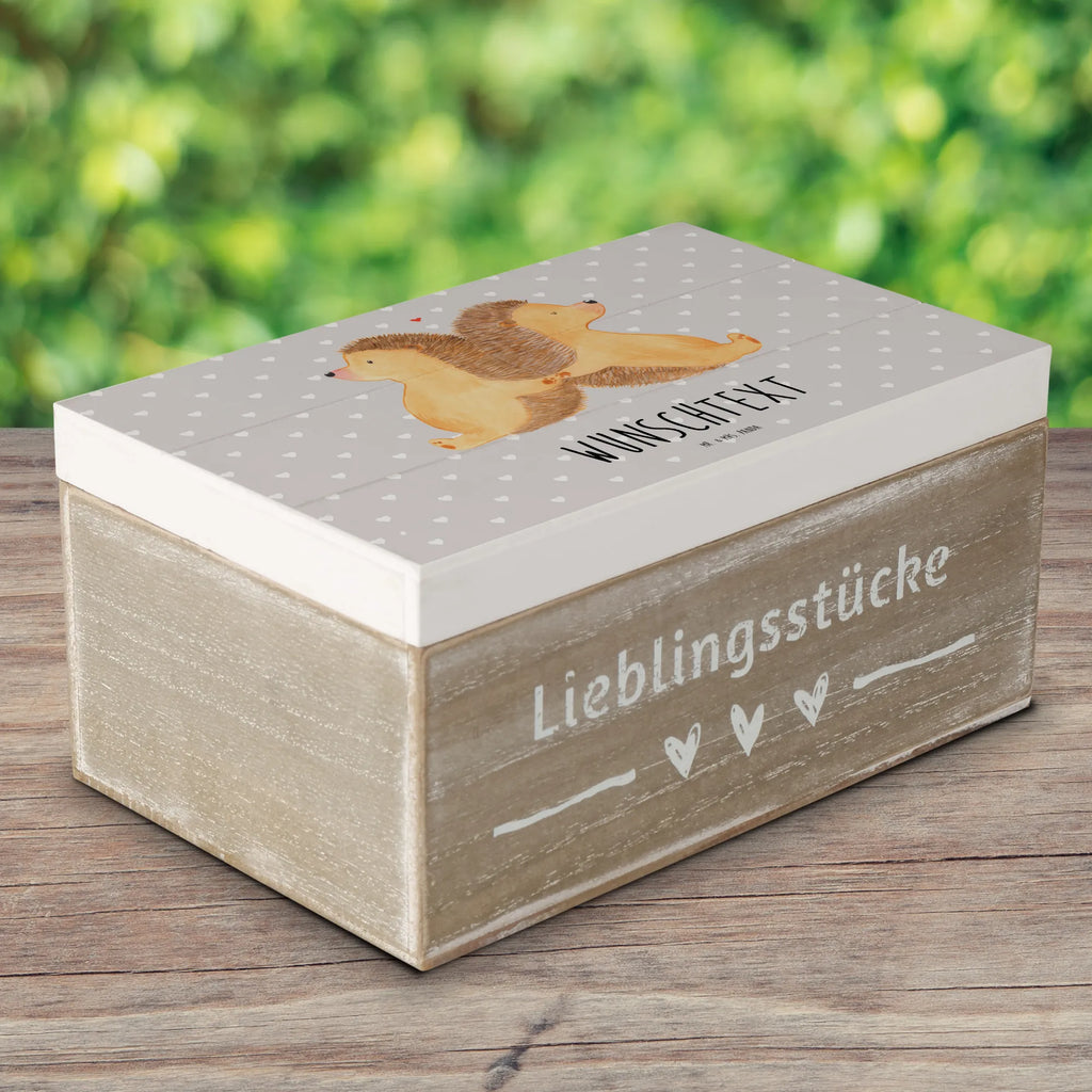 Personalizowane drewniane pudełko Jeże trzymające się za łapki Erinnerungskiste Personalisiert, Geschenkbox Personalisiert, Schatulle Personalisiert, Holzkiste Personalisiert, Kiste Personalisiert, Schatulle mit Namen, Truhe mit Namen, Erinnerungsbox Personalisiert, Kiste mit Namen, Aufbewahrungsbox Personalisiert, Aufbewahrungsbox mit Namen, mit Namen, Dekokiste Personalisiert, Dekokiste mit Namen, Erinnerungsbox mit Namen, Schatzkiste mit Namen, Truhe Personalisiert, Schatzkiste Personalisiert, GEschenkdose Personalisiert, Holzkiste mit Namen, Partner, Ehemann, Heiratsantrag, Ehefrau, Liebe, Freund, Hocheitstag, Liebesgeschenk, Jahrestag, Freundin, Heiraten, Verlobung, Igelliebe, Geschenk für Zwei, Liebesbeweis, Lieblingsmensch, Love, Hand in Hand, Große Liebe, Igel, Liebesbotschaft, Gemeinsamkeit, Hochzeit