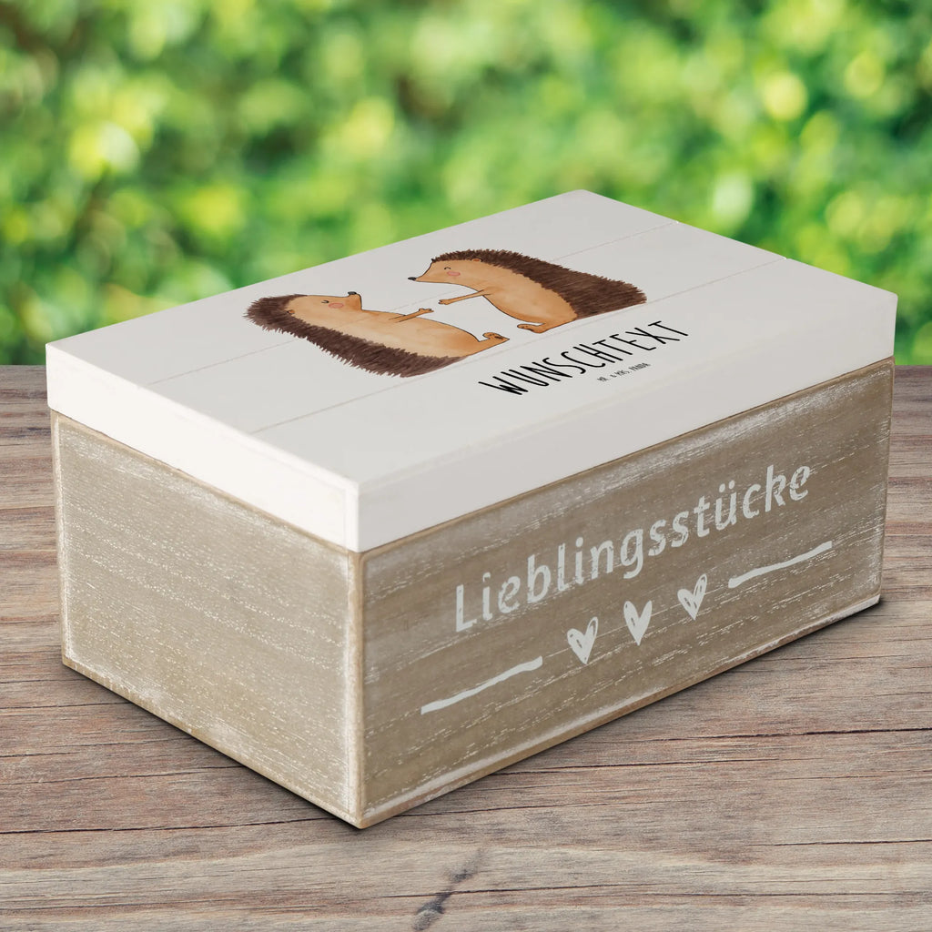 Personalisierte Holzkiste Igel Liebe Dekokiste mit Namen, Dekokiste Personalisiert, Geschenkbox personalisiert, Schatulle mit Namen, Erinnerungsbox mit Namen, Schatzkiste Personalisiert, Holzkiste Personalisiert, Truhe mit Namen, Erinnerungskiste Personalisiert, mit Namen, Erinnerungsbox Personalisiert, Schatulle Personalisiert, Aufbewahrungsbox mit Namen, Truhe Personalisiert, Erinnerungskiste, GEschenkdose personalisiert, Aufbewahrungsbox Personalisiert, Schatzkiste mit Namen, Holzkiste mit Namen, Kiste Personalisiert, Kiste mit Namen, Liebe, Partner, Freund, Freundin, Ehemann, Ehefrau, Heiraten, Verlobung, Heiratsantrag, Liebesgeschenk, Jahrestag, Hocheitstag, Liebesbeweis, Hochzeit, Verlobt, Verheiratet, Hochzeitstag, Igel, Geschenk, Verliebt