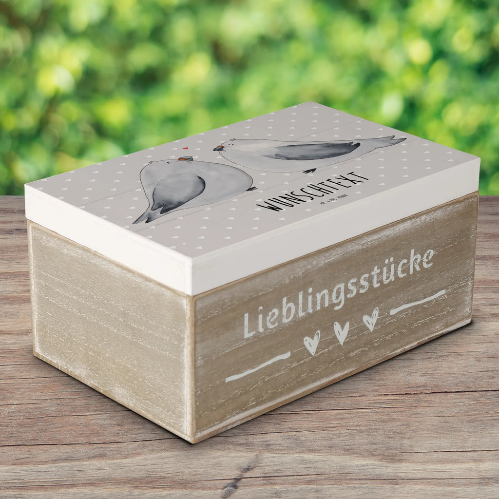 Personalizowane drewniane pudełko Gołębia miłość Dekokiste mit Namen, Erinnerungskiste Personalisiert, Geschenkbox personalisiert, Kiste mit Namen, Erinnerungskiste, Erinnerungsbox Personalisiert, Schatulle mit Namen, Erinnerungsbox mit Namen, Dekokiste Personalisiert, Holzkiste Personalisiert, Holzkiste mit Namen, Schatulle Personalisiert, Truhe mit Namen, Truhe Personalisiert, Kiste Personalisiert, Aufbewahrungsbox mit Namen, Aufbewahrungsbox Personalisiert, Schatzkiste Personalisiert, GEschenkdose personalisiert, Schatzkiste mit Namen, mit Namen, Partner, Ehemann, Heiratsantrag, Ehefrau, Liebe, Freund, Hocheitstag, Liebesgeschenk, Jahrestag, Freundin, Heiraten, Verlobung, Turteltäubchen, Verheiratet, Tauben, Liebesbeweis, Hochzeitstag, Verliebt, Turteltauben, Geschenk Freundin, Geschenk Freund, Verlobt, Geschenk Hochzeit