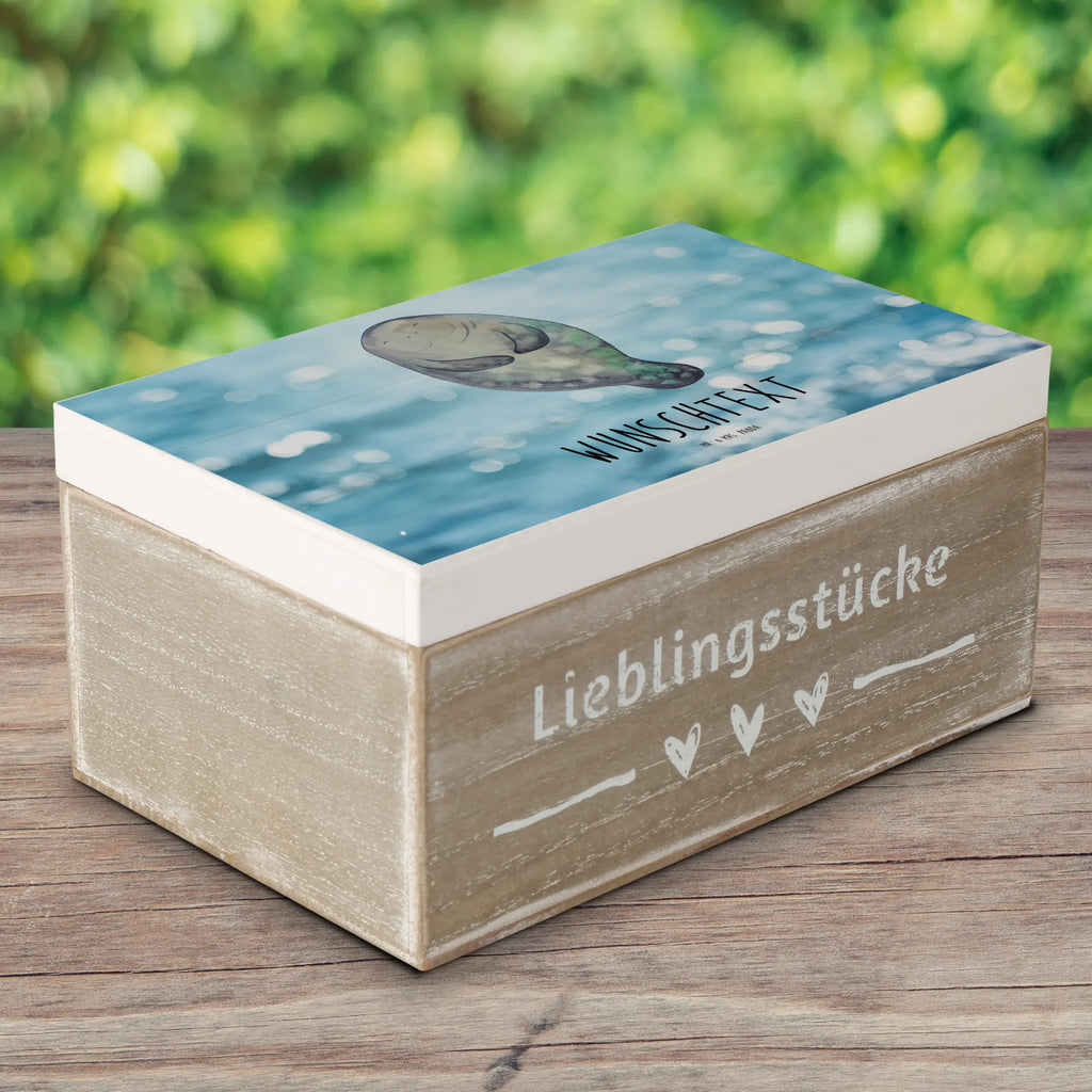 Personalisierte Holzkiste Seekuh happy Truhe mit Namen, Schatulle mit Namen, Erinnerungsbox mit Namen, Aufbewahrungsbox mit Namen, Kiste Personalisiert, Dekokiste mit Namen, Holzkiste Personalisiert, Erinnerungskiste Personalisiert, Kiste mit Namen, Truhe Personalisiert, Aufbewahrungsbox Personalisiert, GEschenkdose Personalisiert, Schatzkiste mit Namen, Schatulle Personalisiert, Geschenkbox Personalisiert, Holzkiste mit Namen, Erinnerungsbox Personalisiert, Schatzkiste Personalisiert, Dekokiste Personalisiert, mit Namen, Urlaub, Meerestiere, Meer, Seekuh, Seekühe, Zufrieden, Achtsamkeit, Neustart, Respekt, Freundin, Selbstliebe, Neuanfang, Liebeskummer