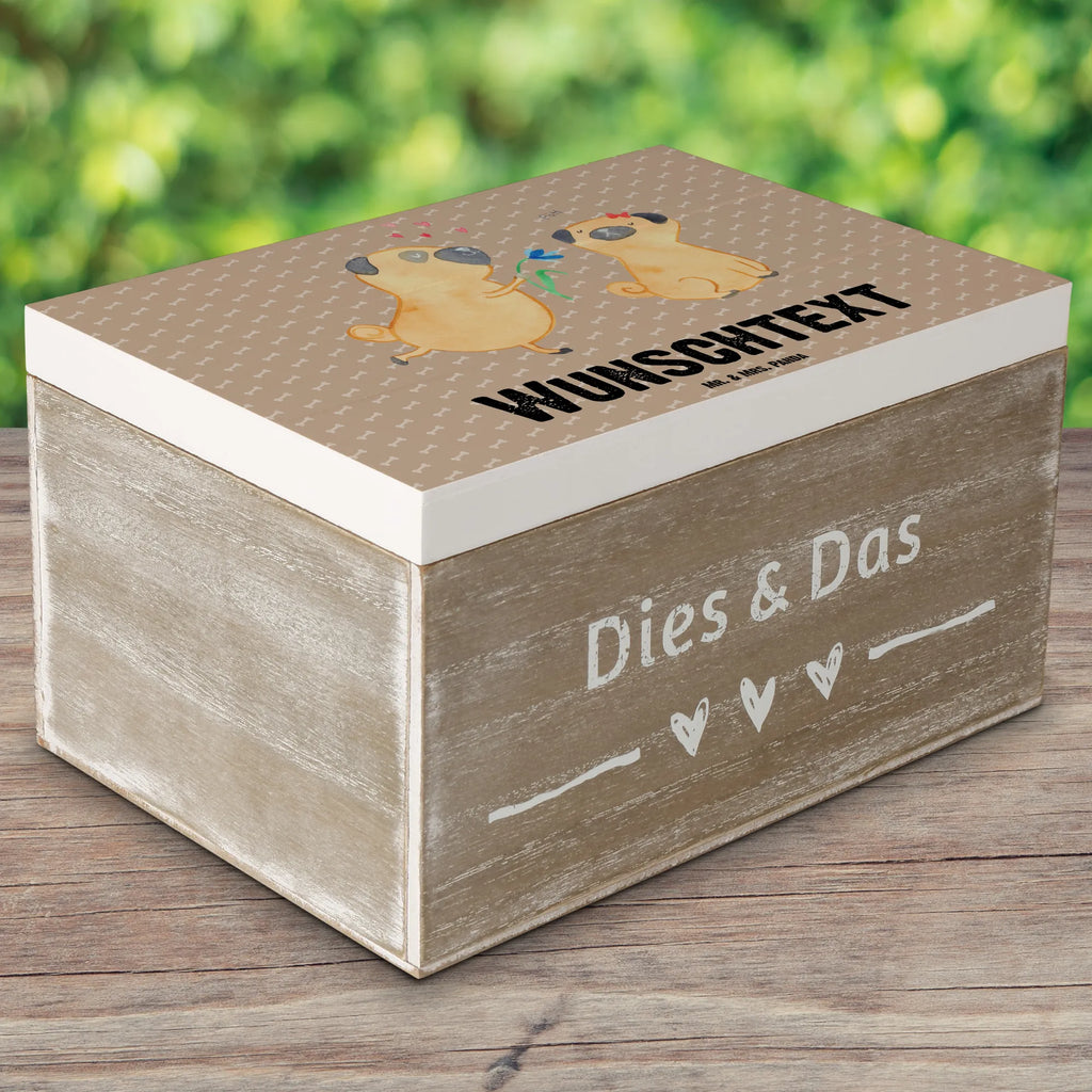 Personalizowane drewniane pudełko mops Zakochani Erinnerungsbox mit Namen, mit Namen, Schatzkiste Personalisiert, Aufbewahrungsbox mit Namen, Erinnerungskiste Personalisiert, Erinnerungsbox Personalisiert, Holzkiste Personalisiert, Schatzkiste mit Namen, Dekokiste Personalisiert, Kiste Personalisiert, Schatulle mit Namen, Truhe mit Namen, Schatulle Personalisiert, GEschenkdose Personalisiert, Holzkiste mit Namen, Aufbewahrungsbox Personalisiert, Kiste mit Namen, Dekokiste mit Namen, Truhe Personalisiert, Geschenkbox Personalisiert, Sprüche, Hund, Hunderasse, Hundebesitzer, Hundemotiv, Haustier, Tierliebhaber, Liebesspruch. Verlobt, Verliebt, Möpse, Partner, Geschenk Freund, Hundeliebe, Liebe, Mops