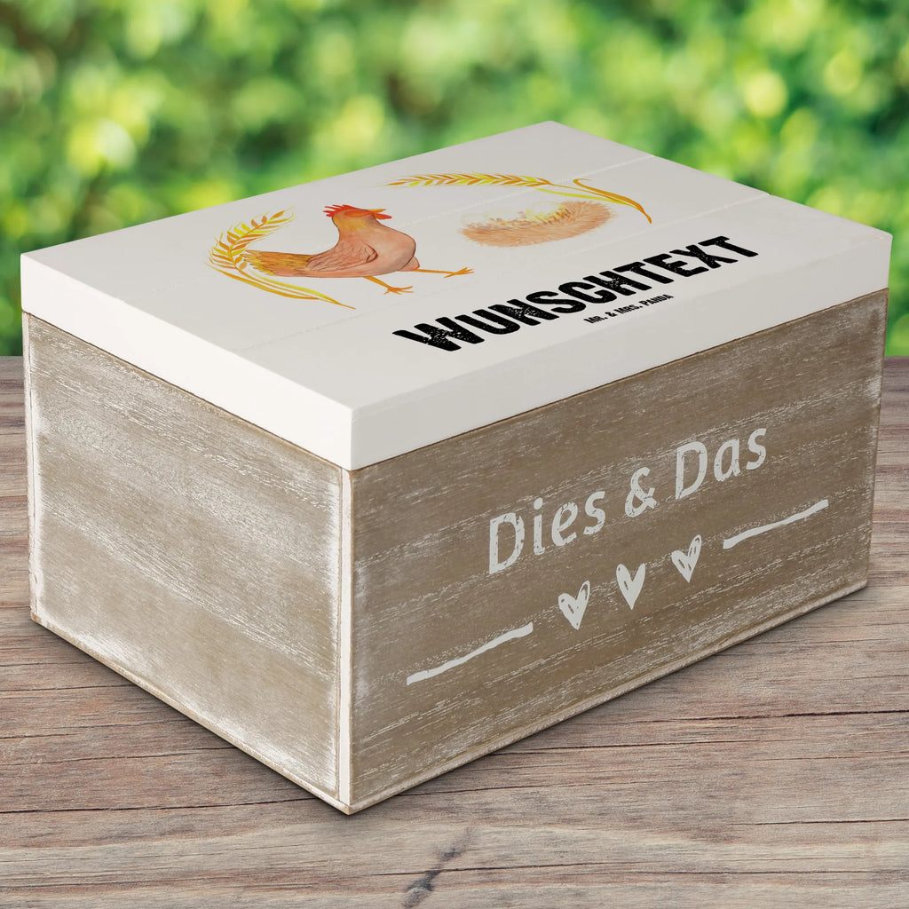 Personalizowane drewniane pudełko kurczak Dumny Schatzkiste mit Namen, Geschenkbox Personalisiert, Aufbewahrungsbox Personalisiert, Erinnerungsbox Personalisiert, mit Namen, Truhe mit Namen, Schatulle Personalisiert, Holzkiste Personalisiert, GEschenkdose Personalisiert, Kiste mit Namen, Aufbewahrungsbox mit Namen, Erinnerungsbox mit Namen, Holzkiste mit Namen, Schatzkiste Personalisiert, Erinnerungskiste Personalisiert, Kiste Personalisiert, Dekokiste mit Namen, Dekokiste Personalisiert, Truhe Personalisiert, Schatulle mit Namen, Landwirtin, Bauernhof, Hoftiere, Landwirt, Henne, Hühner, Landleben, Eier, Hahn, Geburt, Motivation, Magie, Schwangerschaft, Spruch, Hof
