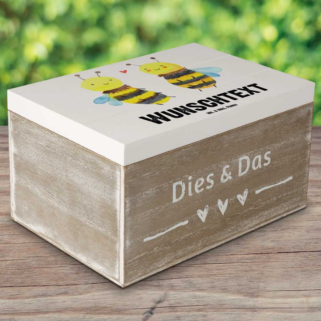 Personalisierte Holzkiste Biene Verliebt Schatulle Personalisiert, Holzkiste Personalisiert, Schatulle mit Namen, Kiste Personalisiert, Aufbewahrungsbox mit Namen, Truhe mit Namen, Erinnerungsbox mit Namen, GEschenkdose personalisiert, Schatzkiste Personalisiert, Kiste mit Namen, Erinnerungskiste Personalisiert, Dekokiste Personalisiert, Aufbewahrungsbox Personalisiert, Holzkiste mit Namen, Geschenkbox personalisiert, Erinnerungsbox Personalisiert, Erinnerungskiste, Truhe Personalisiert, Schatzkiste mit Namen, Dekokiste mit Namen, mit Namen, Biene, Wespe, Hummel