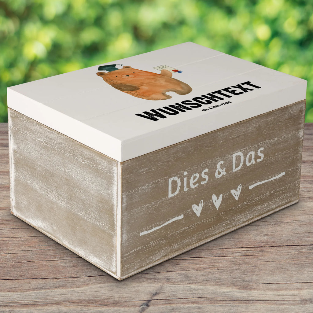 Personalisierte Holzkiste Bär Prüfung Dekokiste Personalisiert, Schatzkiste mit Namen, Geschenkbox Personalisiert, Aufbewahrungsbox mit Namen, Kiste mit Namen, Erinnerungsbox Personalisiert, Truhe Personalisiert, mit Namen, Schatzkiste Personalisiert, Erinnerungskiste Personalisiert, Erinnerungsbox mit Namen, Holzkiste Personalisiert, Aufbewahrungsbox Personalisiert, Schatulle Personalisiert, Holzkiste mit Namen, Schatulle mit Namen, Kiste Personalisiert, GEschenkdose Personalisiert, Dekokiste mit Namen, Truhe mit Namen, Teddy, Bär, Teddybär, Zeugnis, Abschlusszeugnis, Prüfungen, Abitur, Abschluss, Prüfung Bestanden