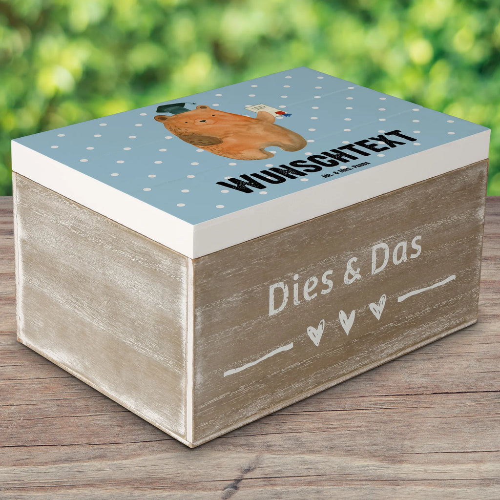 Personalisierte Holzkiste Bär Prüfung Dekokiste Personalisiert, Schatzkiste mit Namen, Geschenkbox Personalisiert, Aufbewahrungsbox mit Namen, Kiste mit Namen, Erinnerungsbox Personalisiert, Truhe Personalisiert, mit Namen, Schatzkiste Personalisiert, Erinnerungskiste Personalisiert, Erinnerungsbox mit Namen, Holzkiste Personalisiert, Aufbewahrungsbox Personalisiert, Schatulle Personalisiert, Holzkiste mit Namen, Schatulle mit Namen, Kiste Personalisiert, GEschenkdose Personalisiert, Dekokiste mit Namen, Truhe mit Namen, Teddy, Bär, Teddybär, Zeugnis, Abschlusszeugnis, Prüfungen, Abitur, Abschluss, Prüfung Bestanden