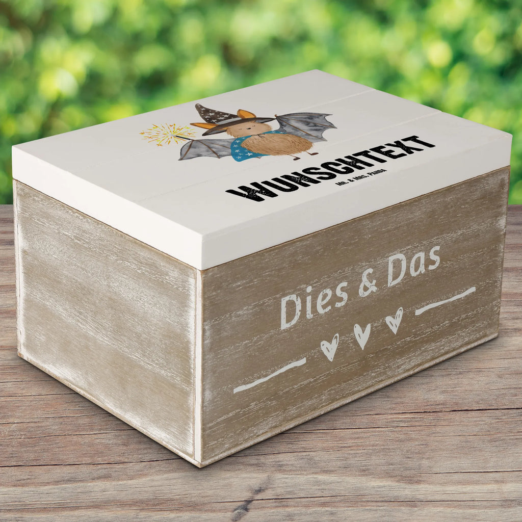 Personalisierte Holzkiste Fledermaus Zauberer Dekokiste mit Namen, Kiste mit Namen, Truhe mit Namen, Schatzkiste mit Namen, Holzkiste Personalisiert, Geschenkbox Personalisiert, Erinnerungsbox Personalisiert, Holzkiste mit Namen, Schatulle mit Namen, Schatzkiste Personalisiert, Dekokiste Personalisiert, Aufbewahrungsbox Personalisiert, Kiste Personalisiert, Erinnerungsbox mit Namen, Schatulle Personalisiert, GEschenkdose Personalisiert, mit Namen, Erinnerungskiste Personalisiert, Aufbewahrungsbox mit Namen, Truhe Personalisiert, Lustige Sprüche, Tiere, Tiermotive, Gute Laune, Reinsteigern, Fledermäuse, Fledermaus, Magier, Frauen, Zauberer