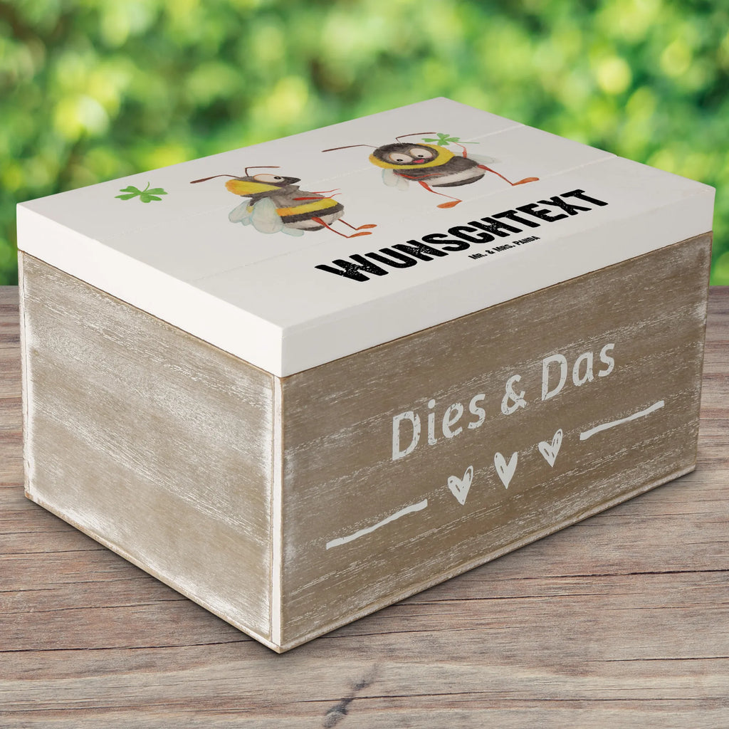 Personalisierte Holzkiste Hummeln Kleeblatt Erinnerungsbox mit Namen, Dekokiste mit Namen, Dekokiste Personalisiert, Truhe mit Namen, Holzkiste mit Namen, Kiste Personalisiert, Truhe Personalisiert, Schatzkiste Personalisiert, Schatzkiste mit Namen, Aufbewahrungsbox Personalisiert, Schatulle Personalisiert, Geschenkbox Personalisiert, Schatulle mit Namen, Kiste mit Namen, Erinnerungsbox Personalisiert, GEschenkdose Personalisiert, Holzkiste Personalisiert, mit Namen, Erinnerungskiste Personalisiert, Aufbewahrungsbox mit Namen, Lustige Sprüche, Tiere, Tiermotive, Gute Laune, glücklich sein, Hummel, Spruch Fröhlich, Biene, Biene Deko, Spruch schön, glücklich Werden, Spruch Positiv