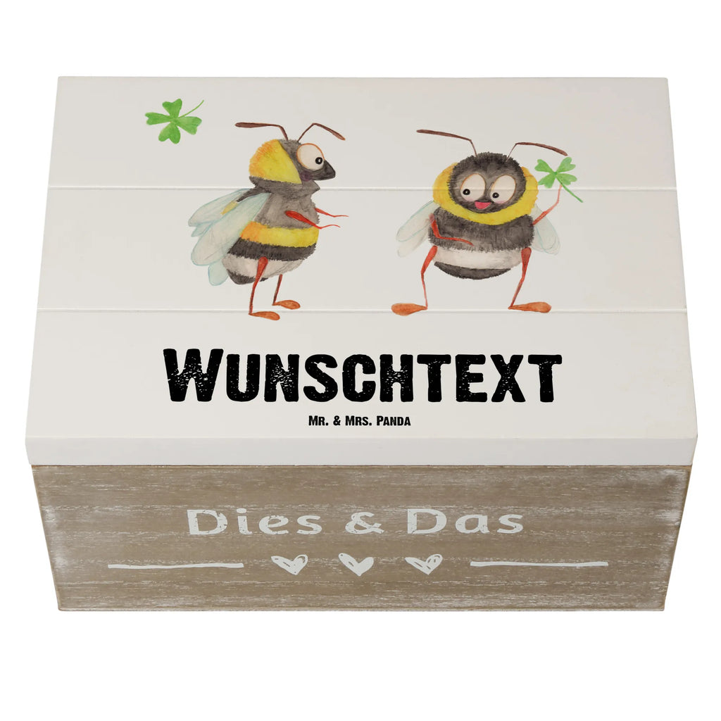 Personalisierte Holzkiste Hummeln Kleeblatt Erinnerungsbox mit Namen, Dekokiste mit Namen, Dekokiste Personalisiert, Truhe mit Namen, Holzkiste mit Namen, Kiste Personalisiert, Truhe Personalisiert, Schatzkiste Personalisiert, Schatzkiste mit Namen, Aufbewahrungsbox Personalisiert, Schatulle Personalisiert, Geschenkbox Personalisiert, Schatulle mit Namen, Kiste mit Namen, Erinnerungsbox Personalisiert, GEschenkdose Personalisiert, Holzkiste Personalisiert, mit Namen, Erinnerungskiste Personalisiert, Aufbewahrungsbox mit Namen, Lustige Sprüche, Tiere, Tiermotive, Gute Laune, glücklich sein, Hummel, Spruch Fröhlich, Biene, Biene Deko, Spruch schön, glücklich Werden, Spruch Positiv