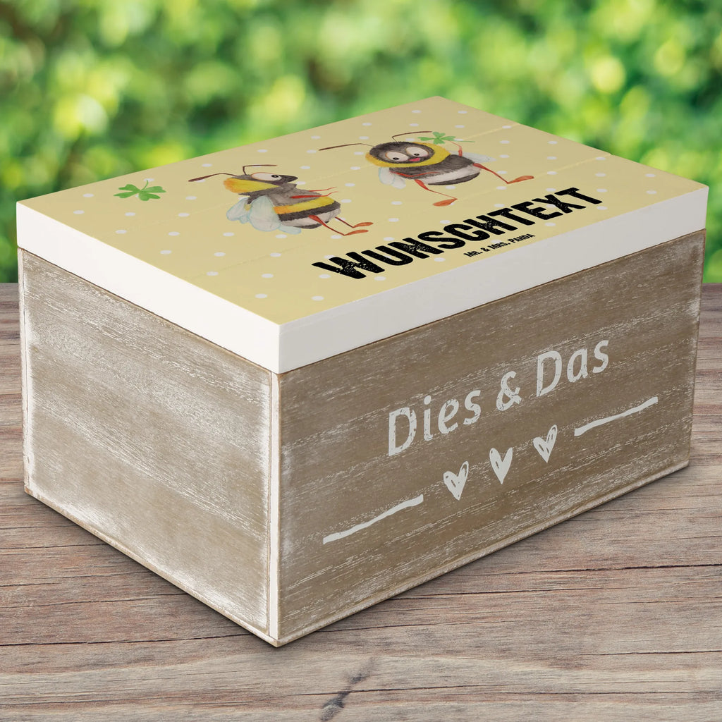 Personalisierte Holzkiste Hummeln Kleeblatt Erinnerungsbox mit Namen, Dekokiste mit Namen, Dekokiste Personalisiert, Truhe mit Namen, Holzkiste mit Namen, Kiste Personalisiert, Truhe Personalisiert, Schatzkiste Personalisiert, Schatzkiste mit Namen, Aufbewahrungsbox Personalisiert, Schatulle Personalisiert, Geschenkbox Personalisiert, Schatulle mit Namen, Kiste mit Namen, Erinnerungsbox Personalisiert, GEschenkdose Personalisiert, Holzkiste Personalisiert, mit Namen, Erinnerungskiste Personalisiert, Aufbewahrungsbox mit Namen, Lustige Sprüche, Tiere, Tiermotive, Gute Laune, glücklich sein, Hummel, Spruch Fröhlich, Biene, Biene Deko, Spruch schön, glücklich Werden, Spruch Positiv