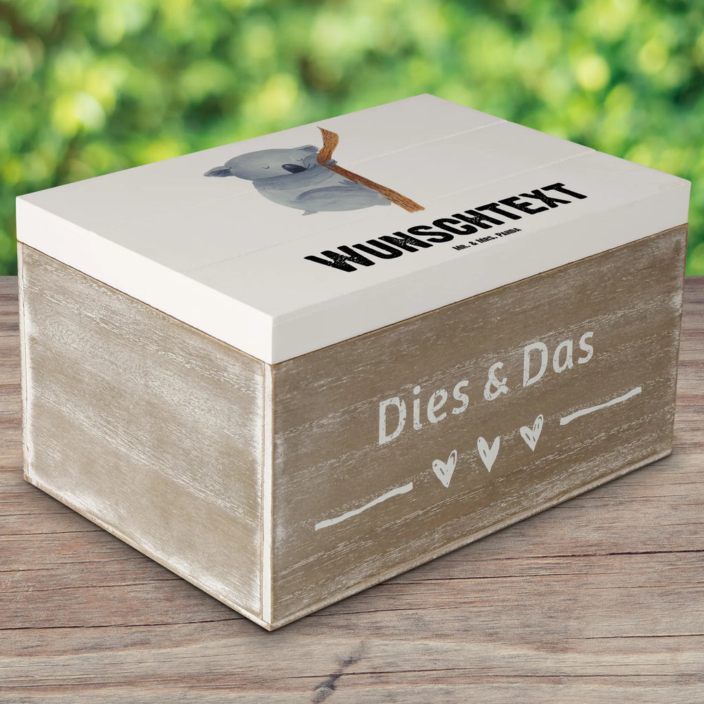Personalisierte Holzkiste Koalabär Truhe Personalisiert, Aufbewahrungsbox Personalisiert, Truhe mit Namen, Aufbewahrungsbox mit Namen, Schatzkiste mit Namen, GEschenkdose Personalisiert, Erinnerungsbox mit Namen, Kiste mit Namen, Geschenkbox Personalisiert, Erinnerungskiste Personalisiert, Holzkiste Personalisiert, Dekokiste Personalisiert, Schatulle mit Namen, Dekokiste mit Namen, Kiste Personalisiert, Holzkiste mit Namen, Schatzkiste Personalisiert, mit Namen, Erinnerungsbox Personalisiert, Schatulle Personalisiert, Lustige Sprüche, Tiere, Tiermotive, Gute Laune, Träumen, schlafen, Bär, Koalabär, Koala, Traumland, Traum, Schlafzimmer