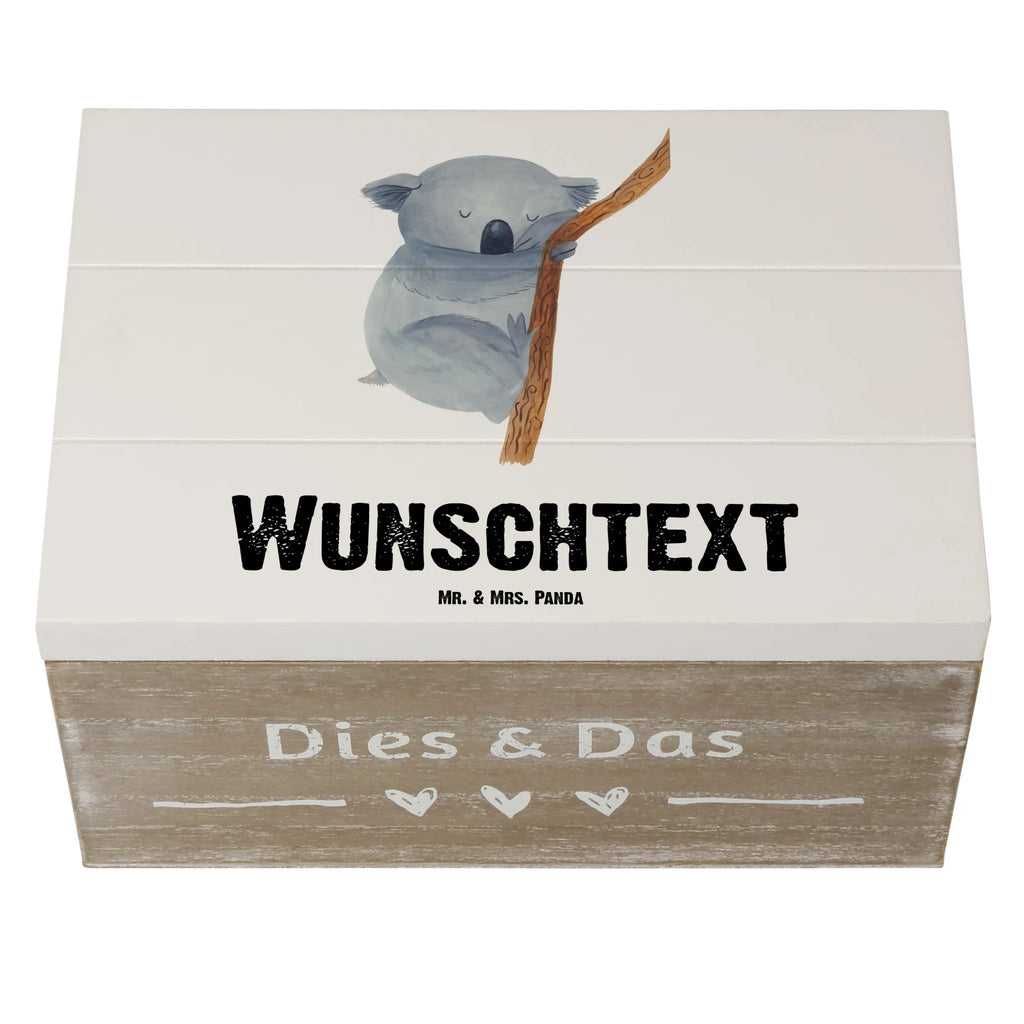 Personalisierte Holzkiste Koalabär Truhe Personalisiert, Aufbewahrungsbox Personalisiert, Truhe mit Namen, Aufbewahrungsbox mit Namen, Schatzkiste mit Namen, GEschenkdose Personalisiert, Erinnerungsbox mit Namen, Kiste mit Namen, Geschenkbox Personalisiert, Erinnerungskiste Personalisiert, Holzkiste Personalisiert, Dekokiste Personalisiert, Schatulle mit Namen, Dekokiste mit Namen, Kiste Personalisiert, Holzkiste mit Namen, Schatzkiste Personalisiert, mit Namen, Erinnerungsbox Personalisiert, Schatulle Personalisiert, Lustige Sprüche, Tiere, Tiermotive, Gute Laune, Träumen, schlafen, Bär, Koalabär, Koala, Traumland, Traum, Schlafzimmer