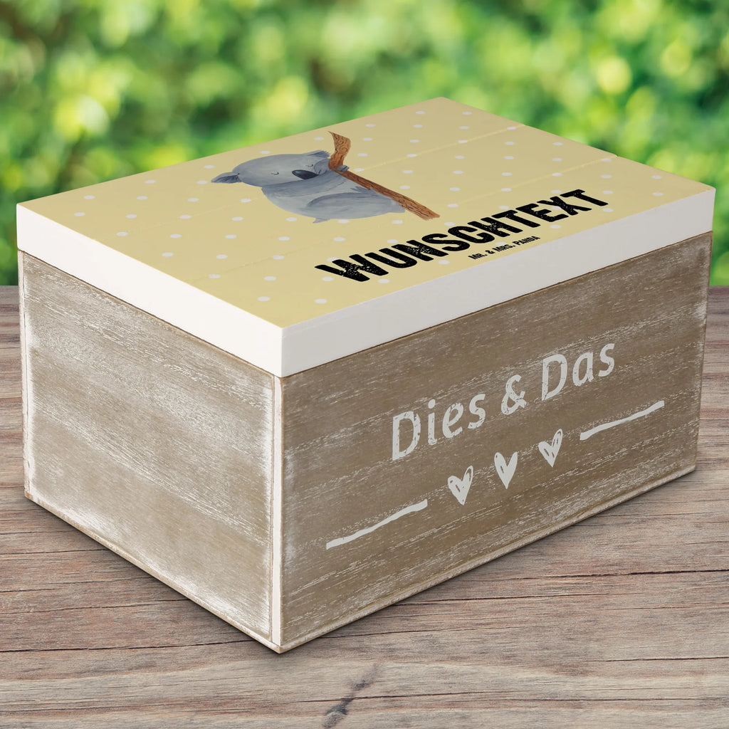 Personalisierte Holzkiste Koalabär Truhe Personalisiert, Aufbewahrungsbox Personalisiert, Truhe mit Namen, Aufbewahrungsbox mit Namen, Schatzkiste mit Namen, GEschenkdose Personalisiert, Erinnerungsbox mit Namen, Kiste mit Namen, Geschenkbox Personalisiert, Erinnerungskiste Personalisiert, Holzkiste Personalisiert, Dekokiste Personalisiert, Schatulle mit Namen, Dekokiste mit Namen, Kiste Personalisiert, Holzkiste mit Namen, Schatzkiste Personalisiert, mit Namen, Erinnerungsbox Personalisiert, Schatulle Personalisiert, Lustige Sprüche, Tiere, Tiermotive, Gute Laune, Träumen, schlafen, Bär, Koalabär, Koala, Traumland, Traum, Schlafzimmer