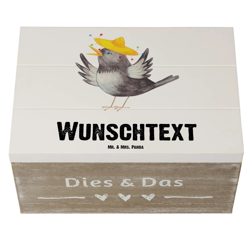 Personalizowane drewniane pudełko kruk Sombrero GEschenkdose Personalisiert, Schatzkiste mit Namen, Dekokiste mit Namen, Schatulle Personalisiert, Geschenkbox Personalisiert, Holzkiste Personalisiert, Truhe mit Namen, Kiste Personalisiert, Truhe Personalisiert, Holzkiste mit Namen, Schatulle mit Namen, Aufbewahrungsbox Personalisiert, Erinnerungsbox mit Namen, Schatzkiste Personalisiert, Erinnerungskiste Personalisiert, mit Namen, Dekokiste Personalisiert, Kiste mit Namen, Erinnerungsbox Personalisiert, Aufbewahrungsbox mit Namen, Lustige Sprüche, Tiere, Tiermotive, Gute Laune, Vogel, Rabe, Glück Spruch, glücklich sein, Froh, Elster, Vögel, Fröhlich sein, Motivation, Spruch Positiv