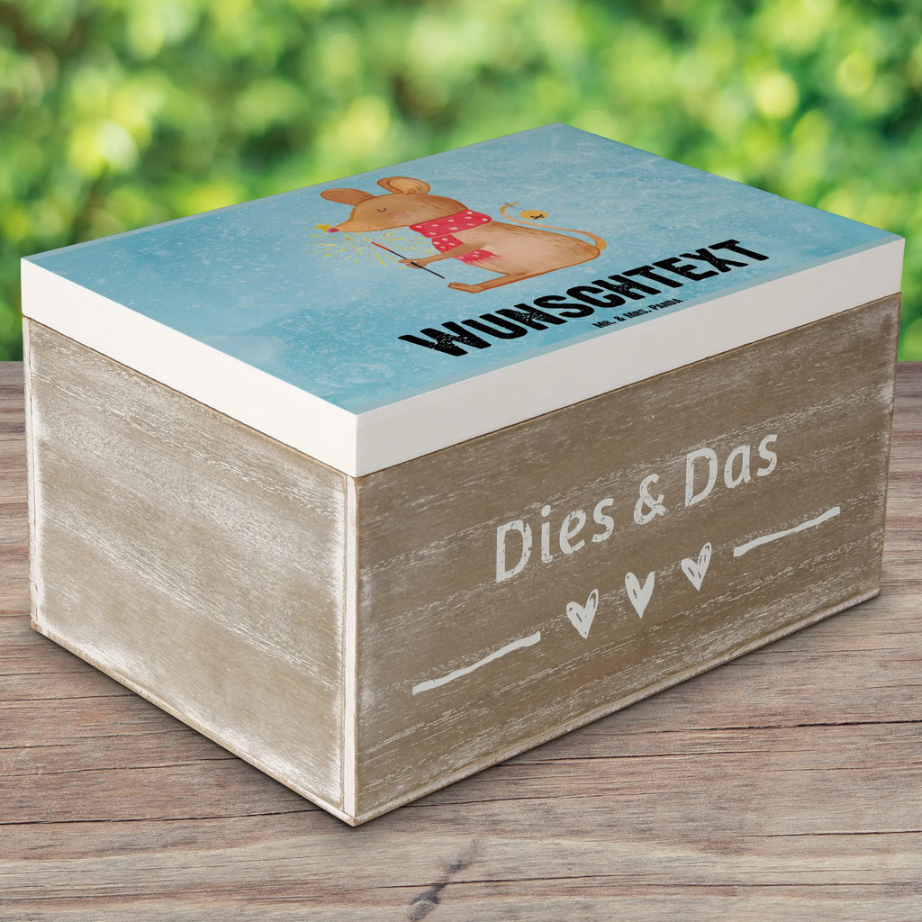 Personalisierte Holzkiste Maus Weihnachten Erinnerungsbox mit Namen, Truhe mit Namen, GEschenkdose Personalisiert, Kiste mit Namen, Schatzkiste Personalisiert, Dekokiste Personalisiert, Schatulle Personalisiert, Schatzkiste mit Namen, Dekokiste mit Namen, Schatulle mit Namen, Aufbewahrungsbox Personalisiert, Erinnerungsbox Personalisiert, Holzkiste Personalisiert, Aufbewahrungsbox mit Namen, mit Namen, Truhe Personalisiert, Kiste Personalisiert, Holzkiste mit Namen, Geschenkbox Personalisiert, Erinnerungskiste Personalisiert, Heiligabend, Wintermotiv, Nikolaus, Weihnachtsdeko, Advent, Winter, Weihnachten, Mäuschen, Maus, Weihnachtswunder, Weihnachtsmotiv, Weihnachtsgruß, Frohe Weihnachten
