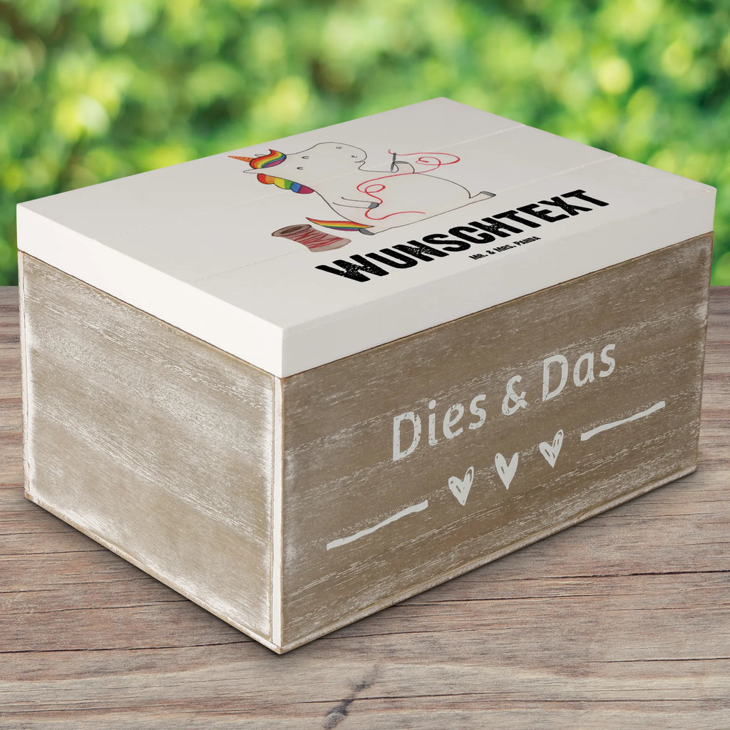 Personalizowane drewniane pudełko Jednorożec krawcowa Dekokiste Personalisiert, Dekokiste mit Namen, Kiste mit Namen, Erinnerungsbox mit Namen, Schatzkiste Personalisiert, GEschenkdose Personalisiert, Aufbewahrungsbox Personalisiert, Truhe Personalisiert, Truhe mit Namen, Schatulle mit Namen, Holzkiste mit Namen, Schatulle Personalisiert, mit Namen, Erinnerungskiste Personalisiert, Erinnerungsbox Personalisiert, Aufbewahrungsbox mit Namen, Holzkiste Personalisiert, Geschenkbox Personalisiert, Kiste Personalisiert, Schatzkiste mit Namen, Unicorn, Einhorn, Einhörner, Einhorn Deko, Häkeln, Freundin, Mädchen, Stricken, Basteln, Nähzimmer, Näherin, Nähen