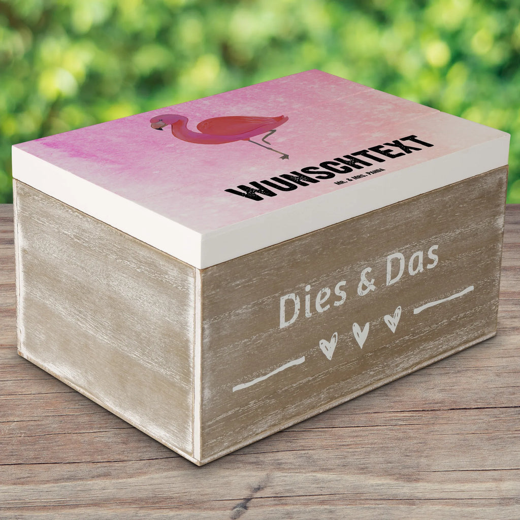 Personalisierte Holzkiste Flamingo Classic Kiste mit Namen, Aufbewahrungsbox Personalisiert, Dekokiste mit Namen, Schatulle Personalisiert, mit Namen, Erinnerungskiste Personalisiert, Holzkiste Personalisiert, Holzkiste mit Namen, Truhe Personalisiert, Dekokiste Personalisiert, Erinnerungsbox Personalisiert, Geschenkbox personalisiert, Schatzkiste Personalisiert, Aufbewahrungsbox mit Namen, Schatzkiste mit Namen, Schatulle mit Namen, Truhe mit Namen, Erinnerungsbox mit Namen, Kiste Personalisiert, GEschenkdose personalisiert, Erinnerungskiste, Flamingo, für mich, Sohn, Freundin, ich, Tochter, Freundinnen, Außenseiter, Einzigartig, Selbstliebe, Spruch, Geschwister, Stolz