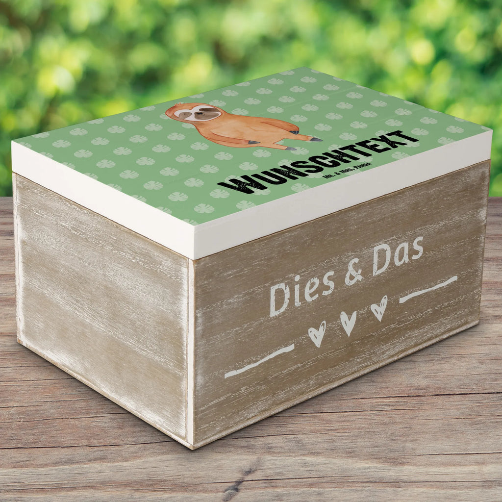 Personalizowane drewniane pudełko leniwiec Zadowolony Erinnerungskiste Personalisiert, Holzkiste Personalisiert, Dekokiste mit Namen, Geschenkbox Personalisiert, Schatzkiste mit Namen, Truhe Personalisiert, Schatzkiste Personalisiert, GEschenkdose Personalisiert, Erinnerungsbox Personalisiert, Kiste Personalisiert, Dekokiste Personalisiert, Schatulle mit Namen, Schatulle Personalisiert, Erinnerungsbox mit Namen, Truhe mit Namen, Kiste mit Namen, Aufbewahrungsbox Personalisiert, Holzkiste mit Namen, Aufbewahrungsbox mit Namen, mit Namen, Faultier Deko, Faultier, Faultier Geschenk, Happy, Zufriedenheit, Relaxen, Ruhe, Frieden, Faultiere, faul, Lieblingstier, Glück, Pause, glücklich, Gelassenheit, Zufrieden