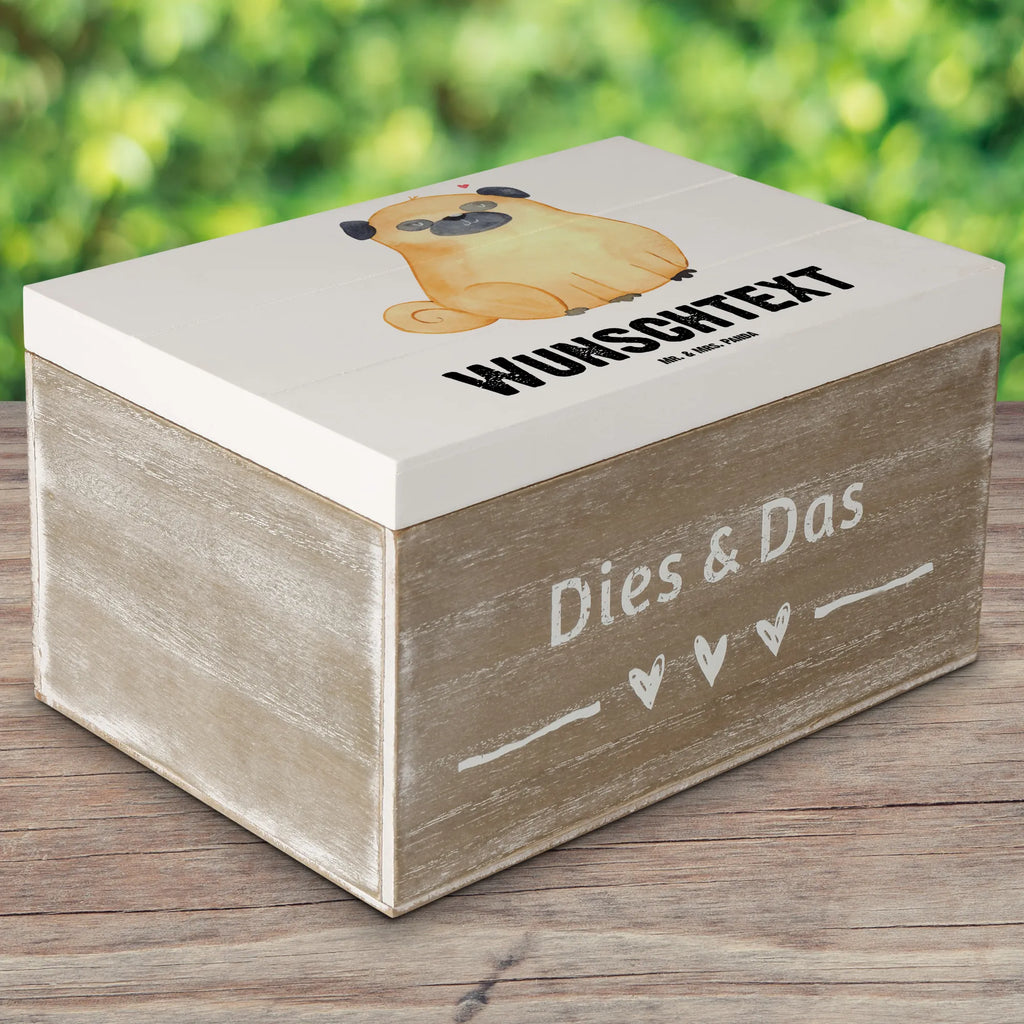 Personalisierte Holzkiste Mops Geschenkbox Personalisiert, Erinnerungsbox Personalisiert, Dekokiste Personalisiert, Dekokiste mit Namen, Schatzkiste mit Namen, GEschenkdose Personalisiert, Erinnerungsbox mit Namen, Aufbewahrungsbox mit Namen, Erinnerungskiste Personalisiert, Truhe Personalisiert, Schatulle mit Namen, Schatzkiste Personalisiert, Holzkiste Personalisiert, mit Namen, Truhe mit Namen, Kiste Personalisiert, Kiste mit Namen, Aufbewahrungsbox Personalisiert, Schatulle Personalisiert, Holzkiste mit Namen, Sprüche, Hund, Hunderasse, Hundebesitzer, Hundemotiv, Haustier, Tierliebhaber, Mops, Hundeliebe, Liebe